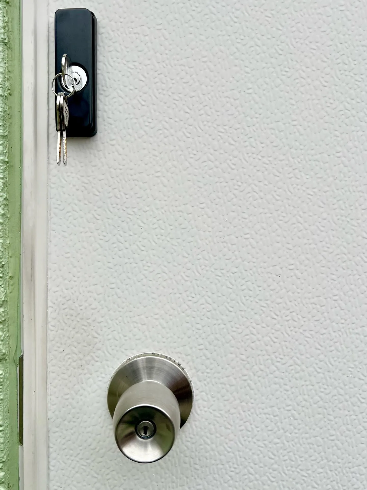 【勝手口の防犯性を確実に高めるための補助錠取付工事】