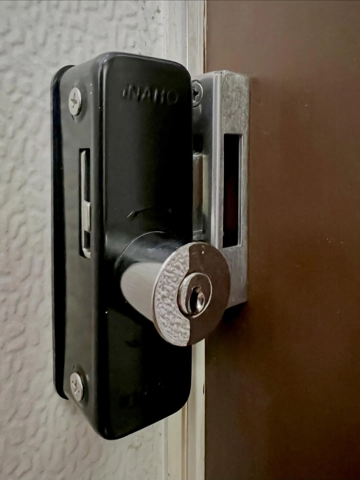 【勝手口の防犯性を確実に高めるための補助錠取付工事】