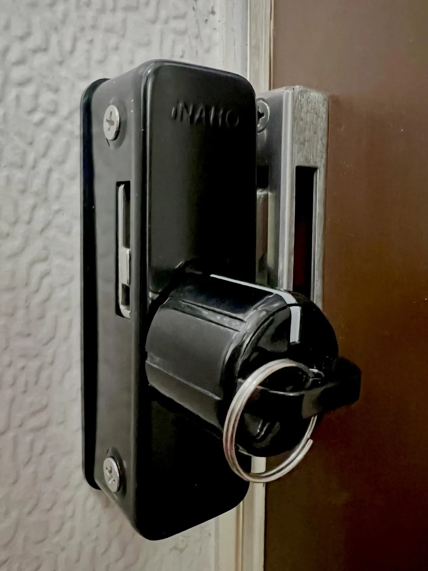 【勝手口の防犯性を確実に高めるための補助錠取付工事】