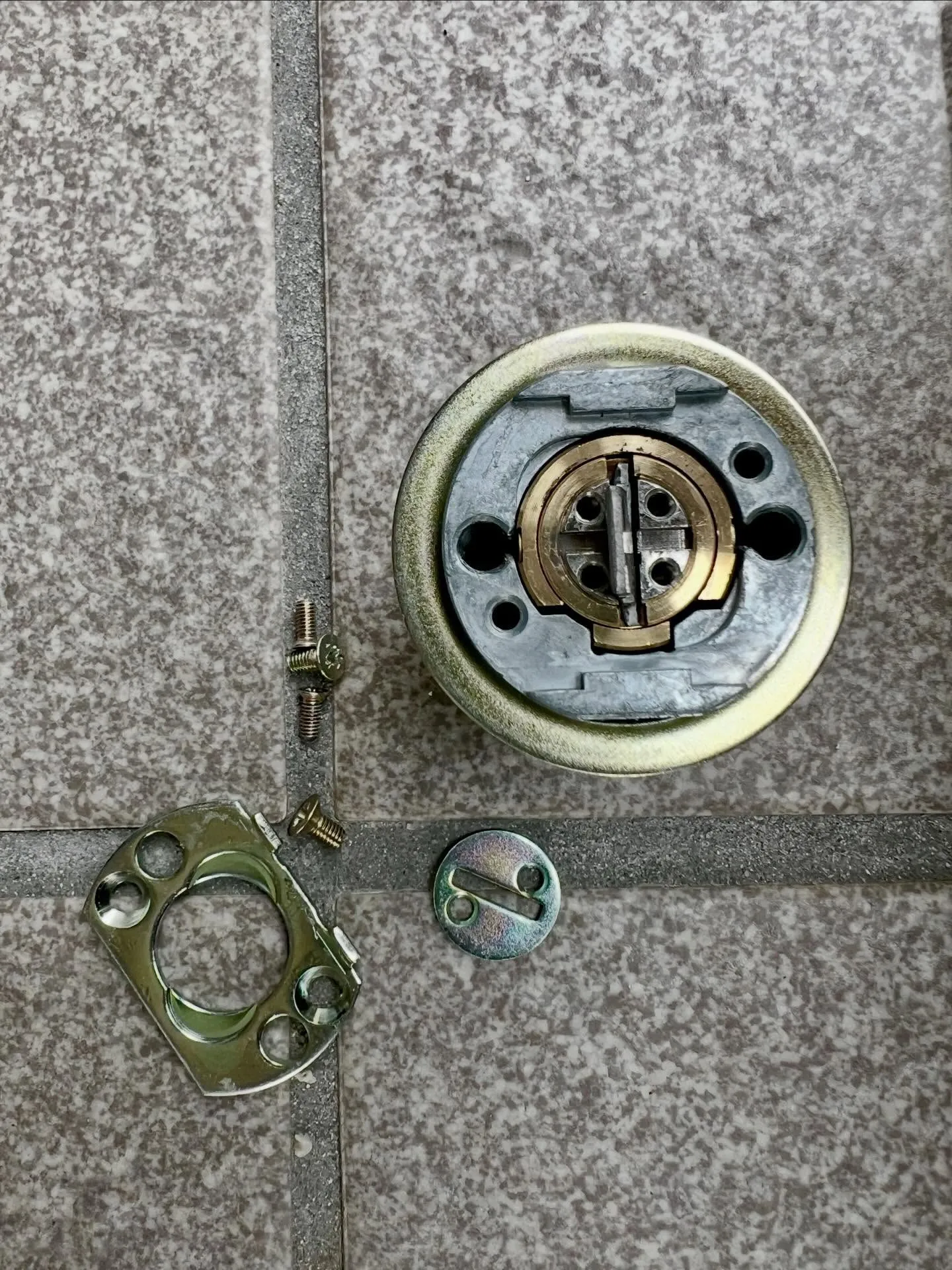 【三協アルミドアで発生した鍵が途中で回らない原因を見抜いたプ...