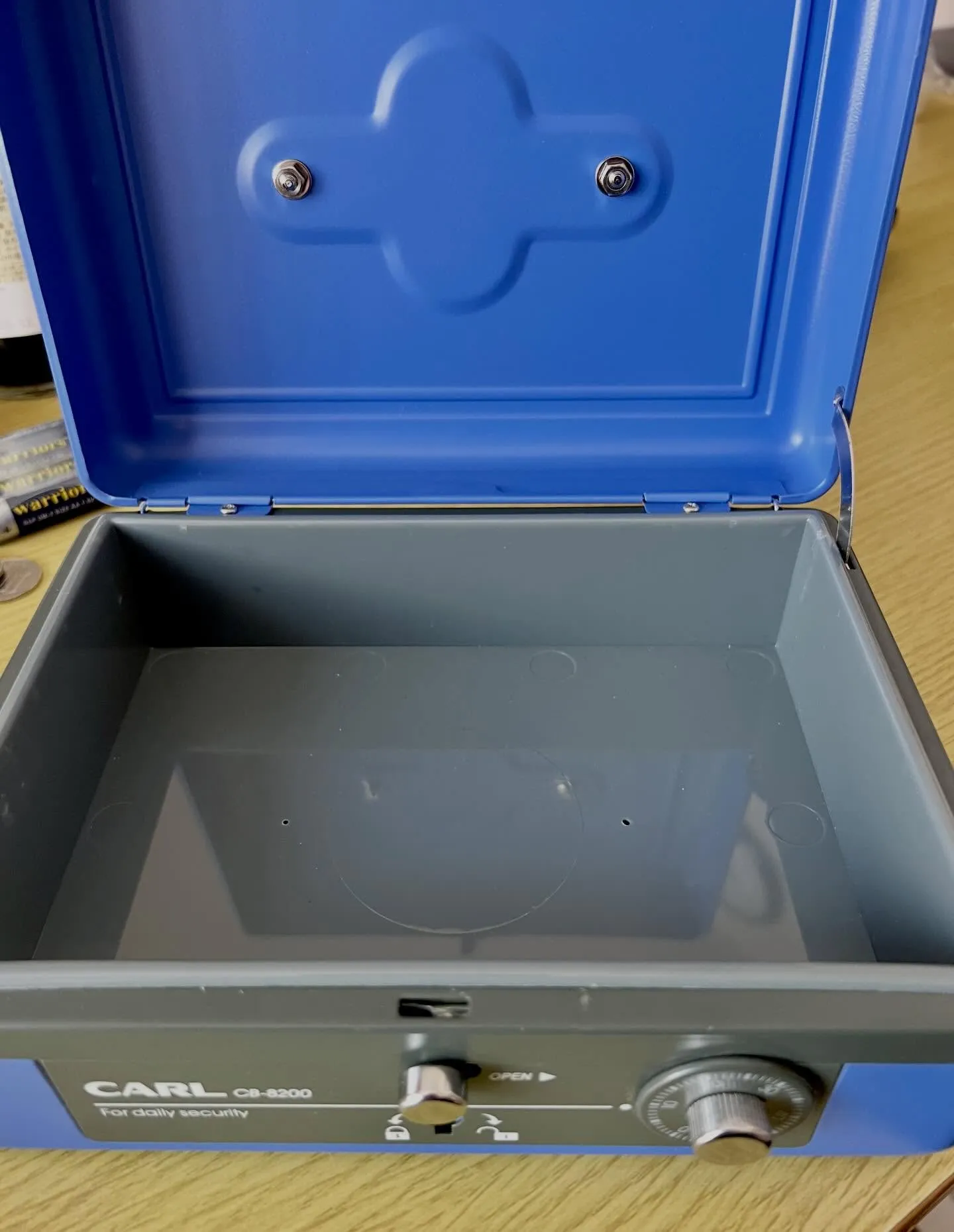 【鍵を中に入れたままダイヤルを回してしまった手提げ金庫の解錠...