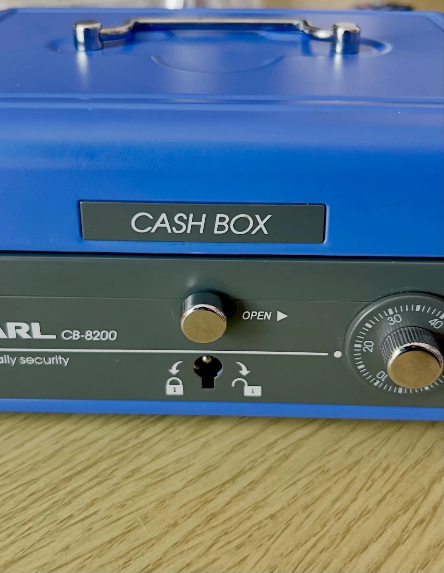 【鍵を中に入れたままダイヤルを回してしまった手提げ金庫の解錠...