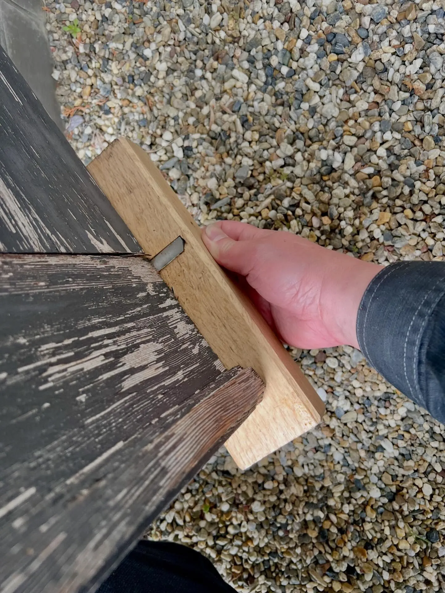 【40年以上の木製玄関ドア原因を見極め、丁寧に直す作業】