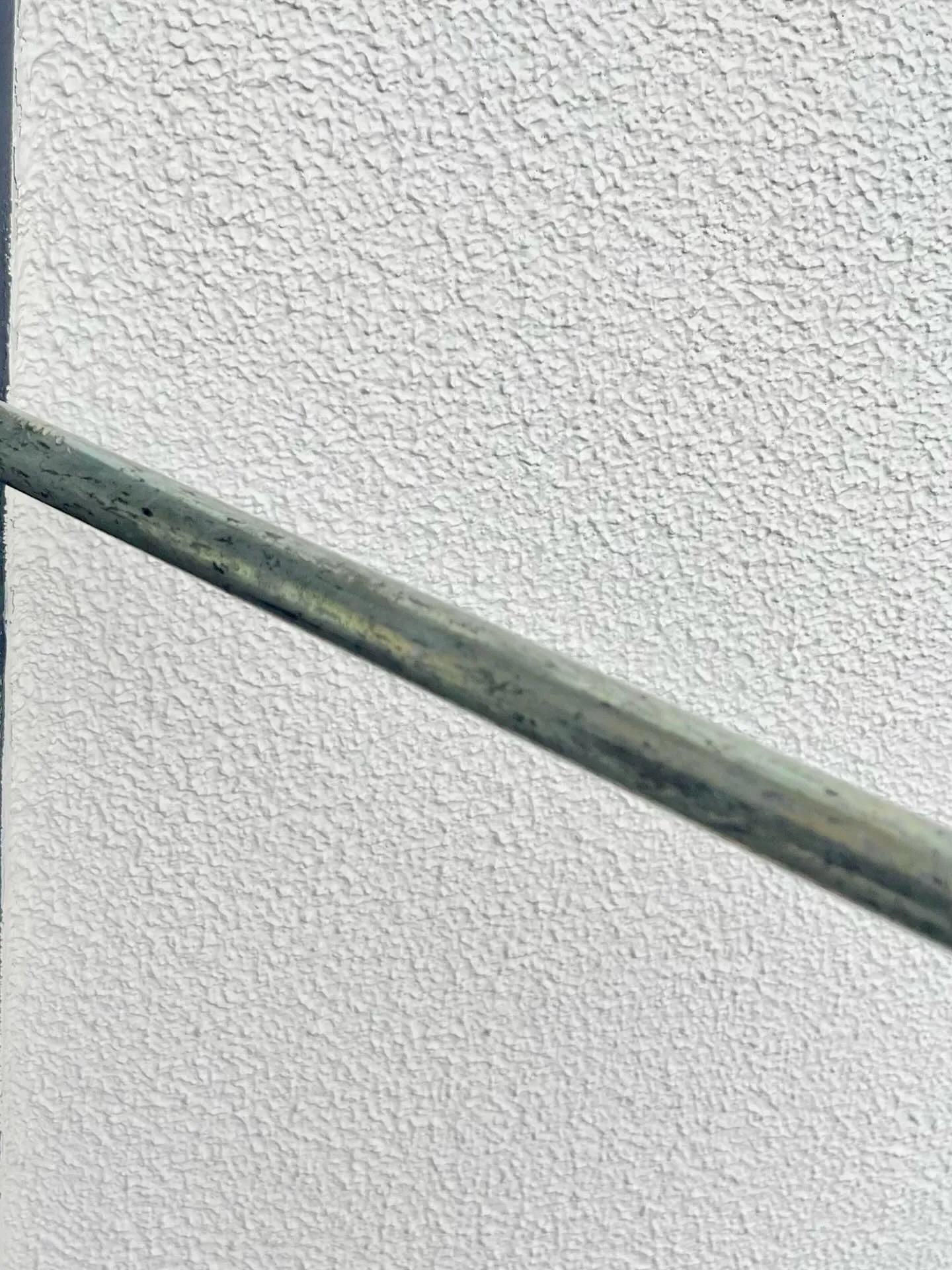 【40年以上の木製玄関ドア原因を見極め、丁寧に直す作業】