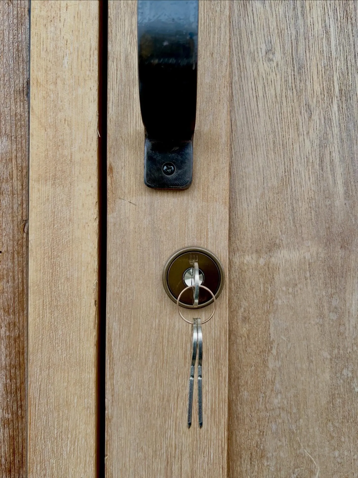 【店舗入口への鍵新規取付工事|後付け錠2種の比較と最適な選択...