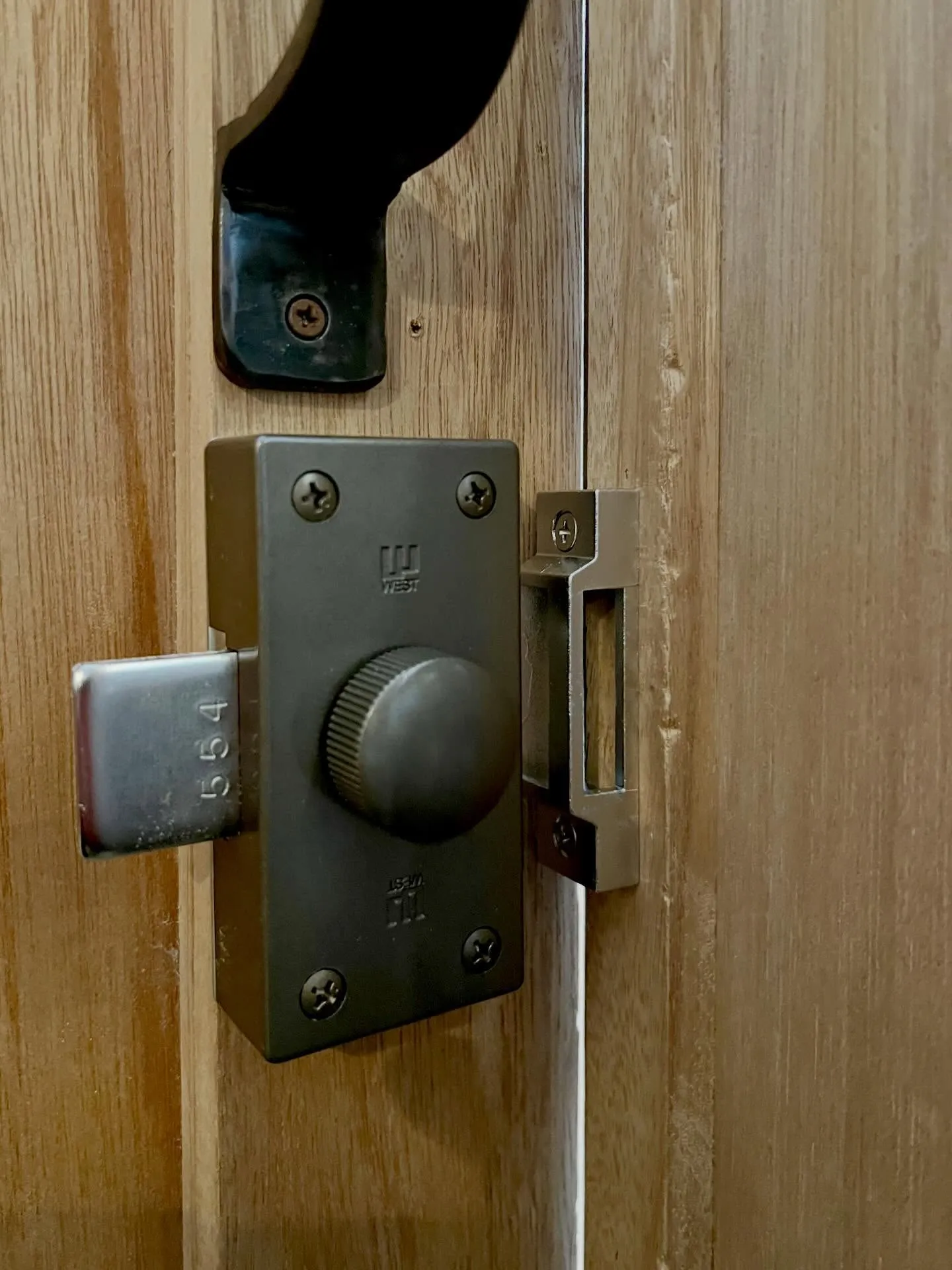 【店舗入口への鍵新規取付工事｜後付け錠2種の比較と最適な選択...