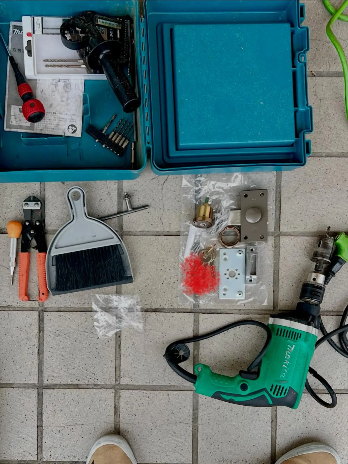 【店舗入口への鍵新規取付工事｜後付け錠2種の比較と最適な選択...