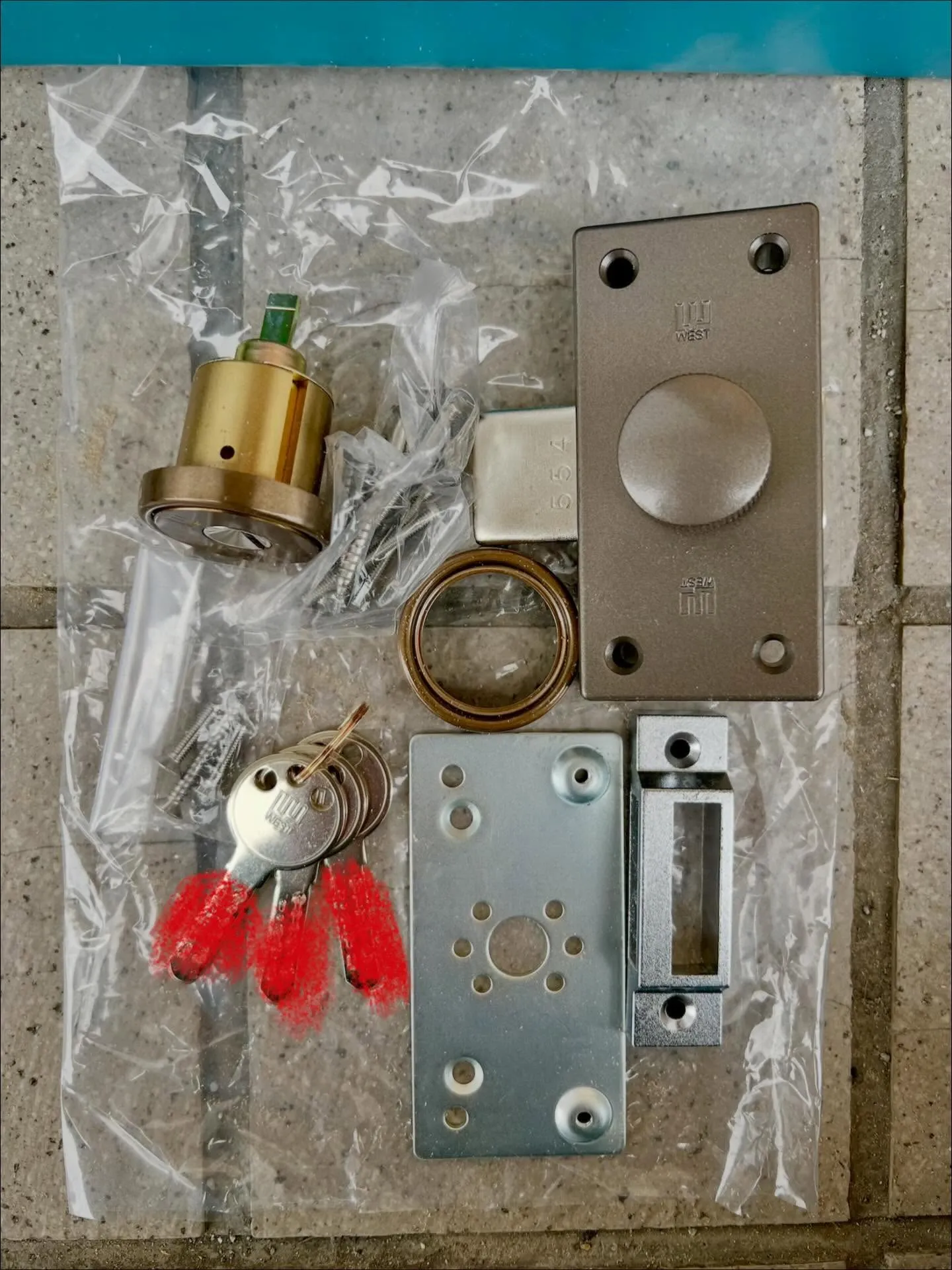 【店舗入口への鍵新規取付工事｜後付け錠2種の比較と最適な選択...