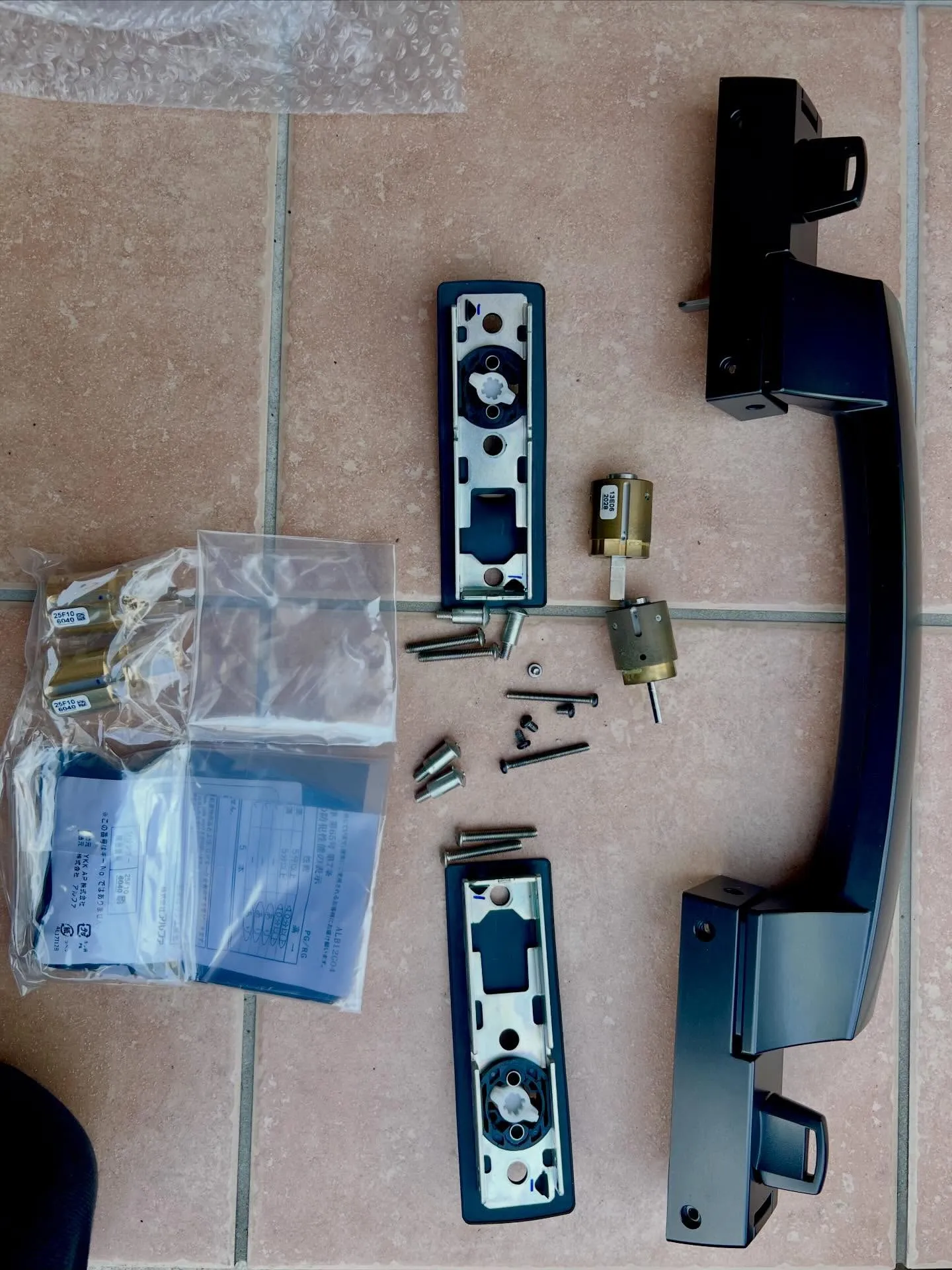 【YKKapヴェナートドアのピタットキー専用シリンダー交換を...