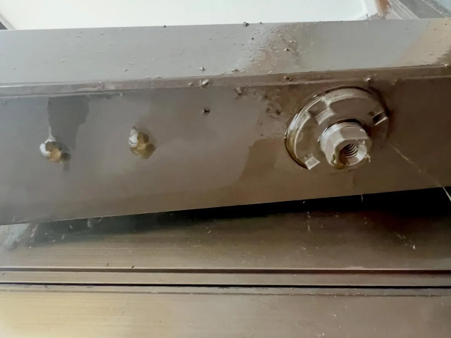 【アルミ玄関ドアのドアクローザー交換で判明した見逃せない劣化...