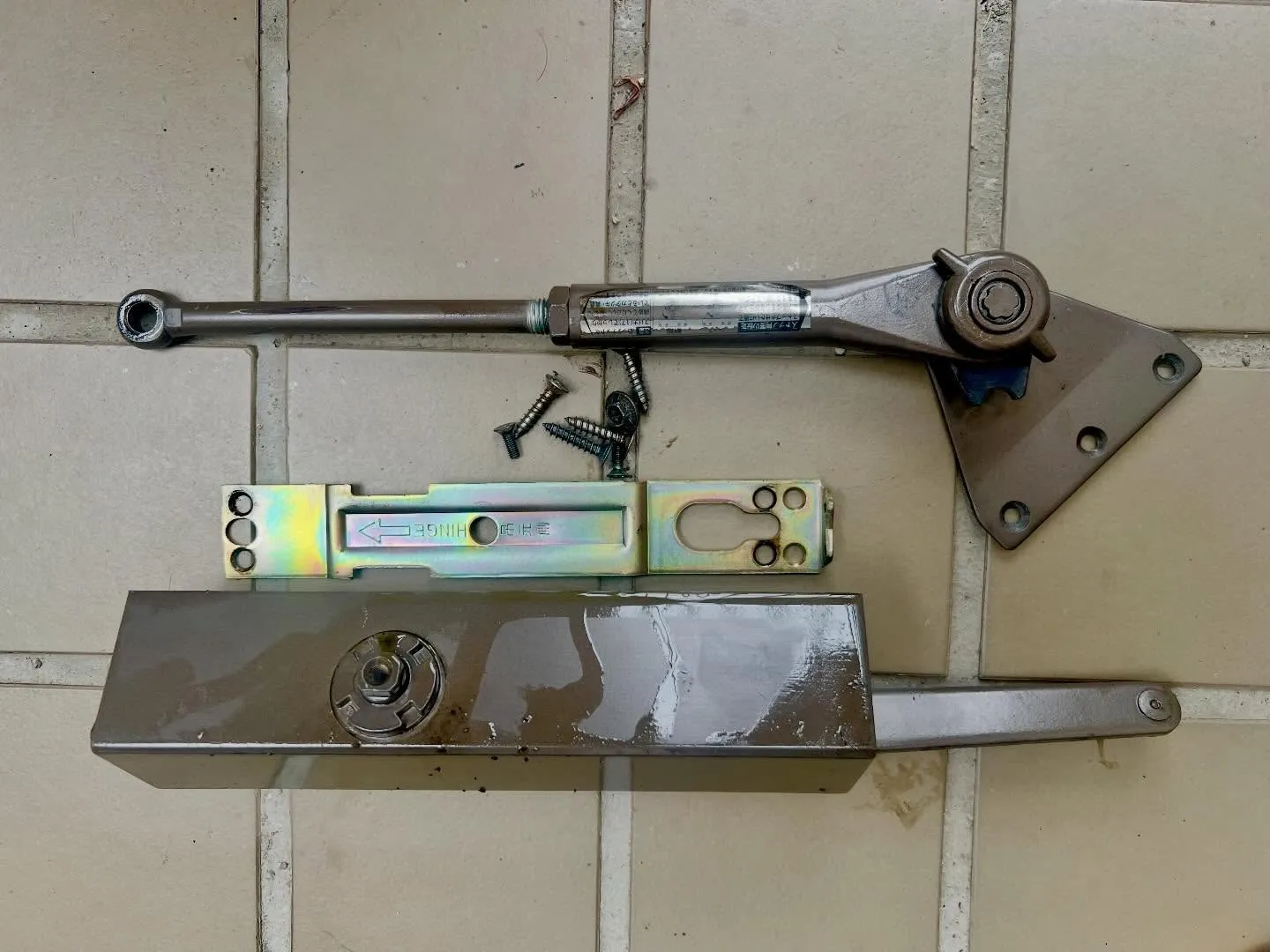 【アルミ玄関ドアのドアクローザー交換で判明した見逃せない劣化...