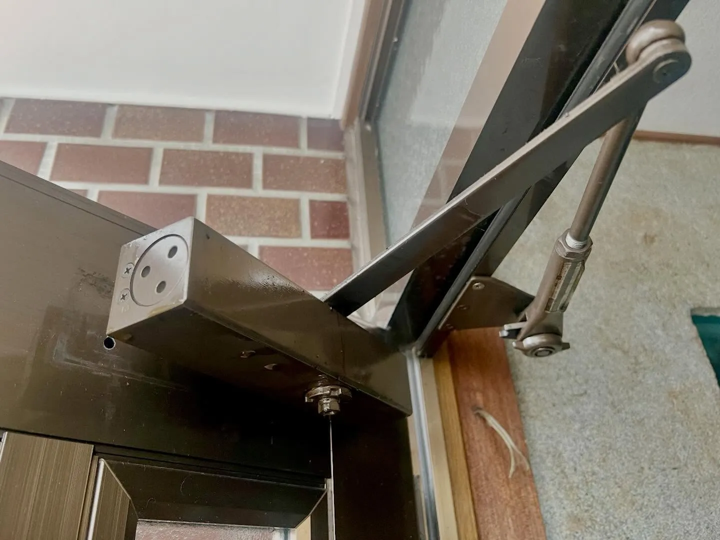 【アルミ玄関ドアのドアクローザー交換で判明した見逃せない劣化...