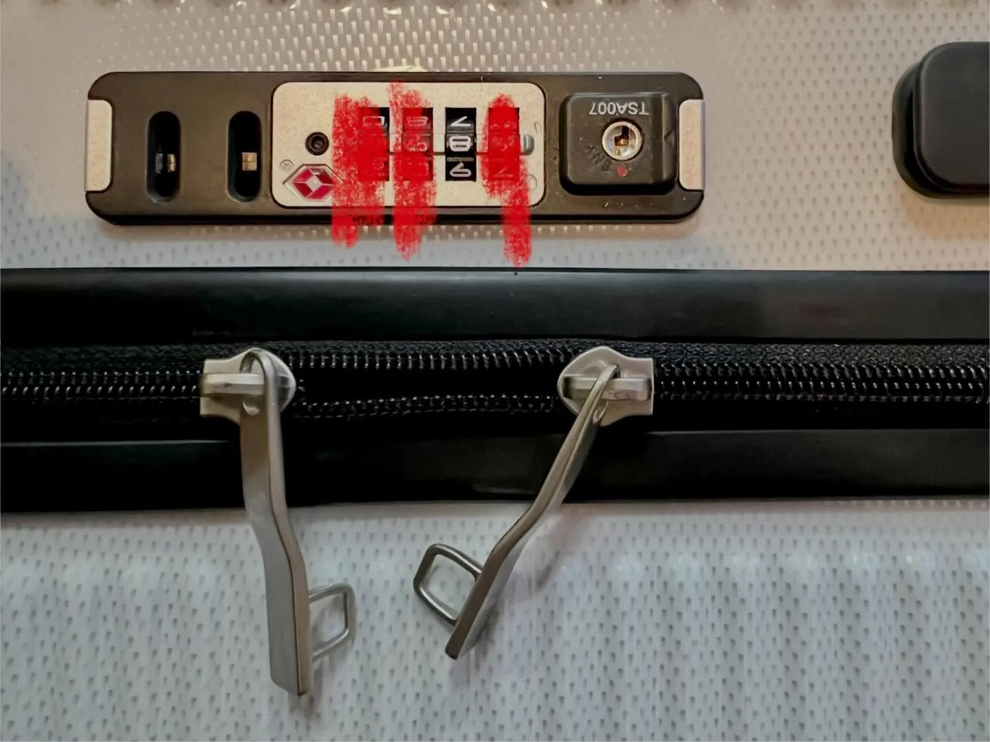 【4桁ダイヤルのスーツケース解錠依頼と、番号特定の一部始終】