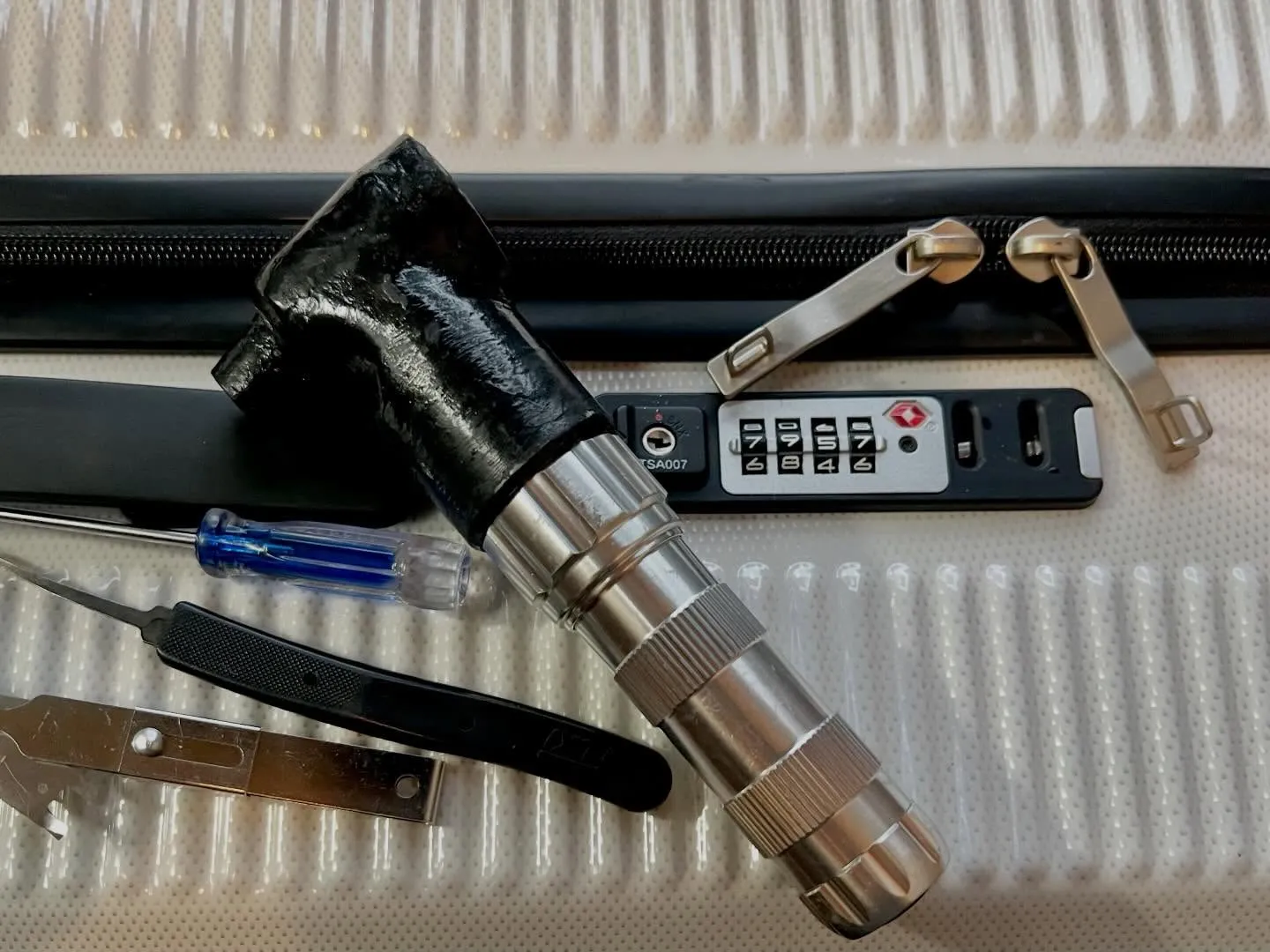 【4桁ダイヤルのスーツケース解錠依頼と、番号特定の一部始終】