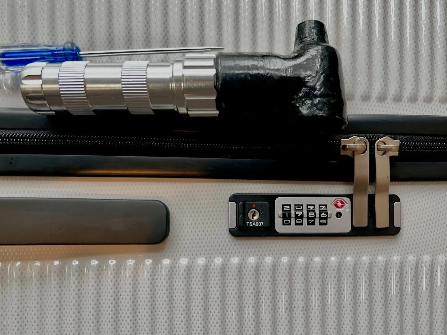 【4桁ダイヤルのスーツケース解錠依頼と、番号特定の一部始終】