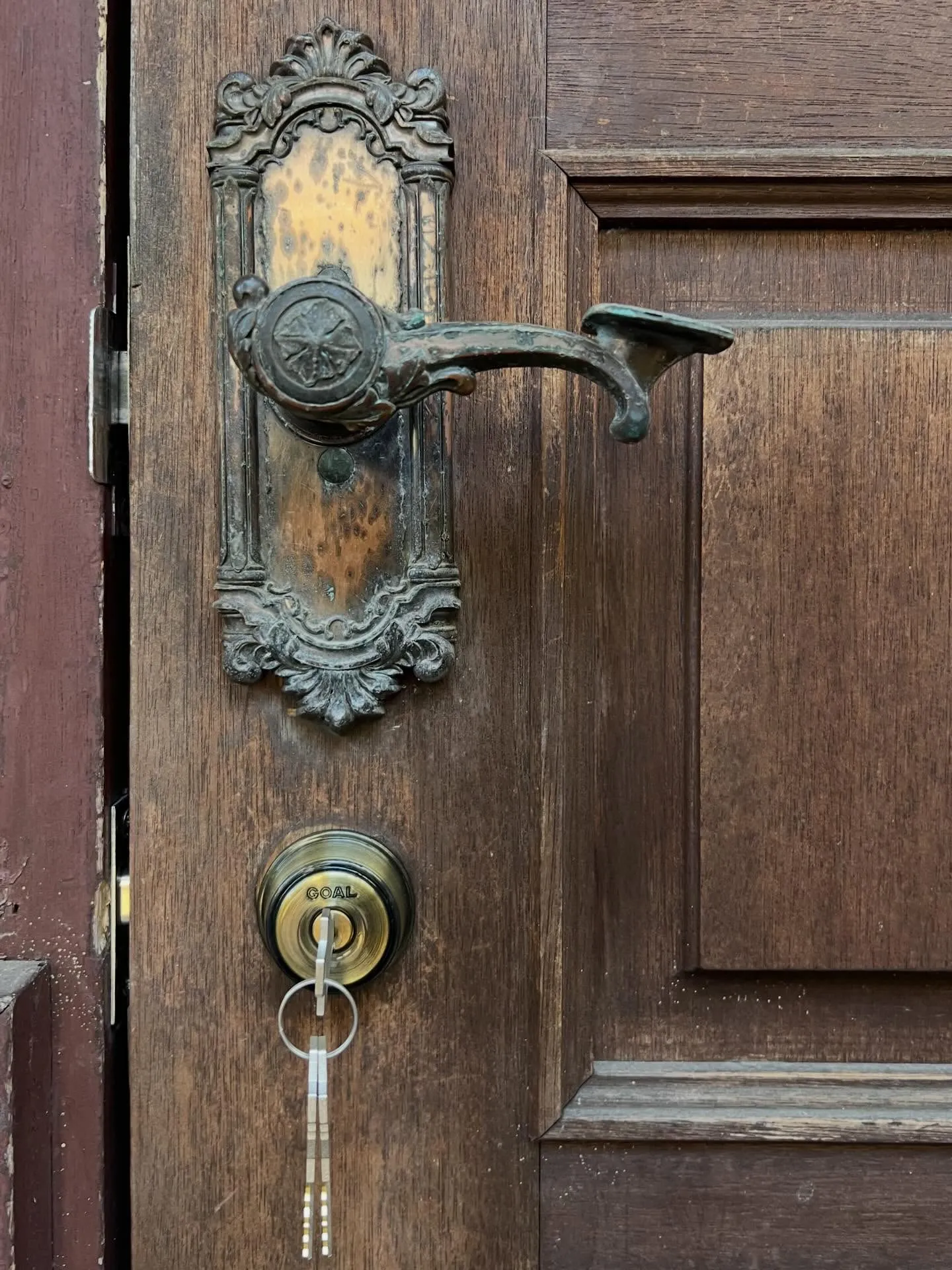 【50年物の木製ドアで発覚した危険な10mmズレ本来の鍵の役...