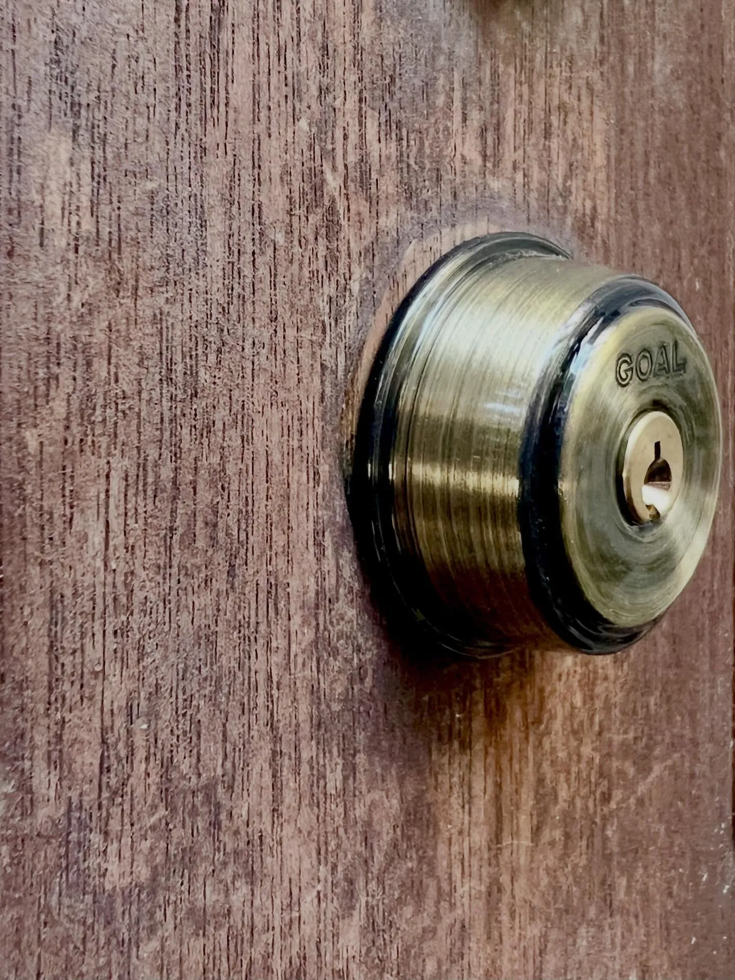 【50年物の木製ドアで発覚した危険な10mmズレ本来の鍵の役...