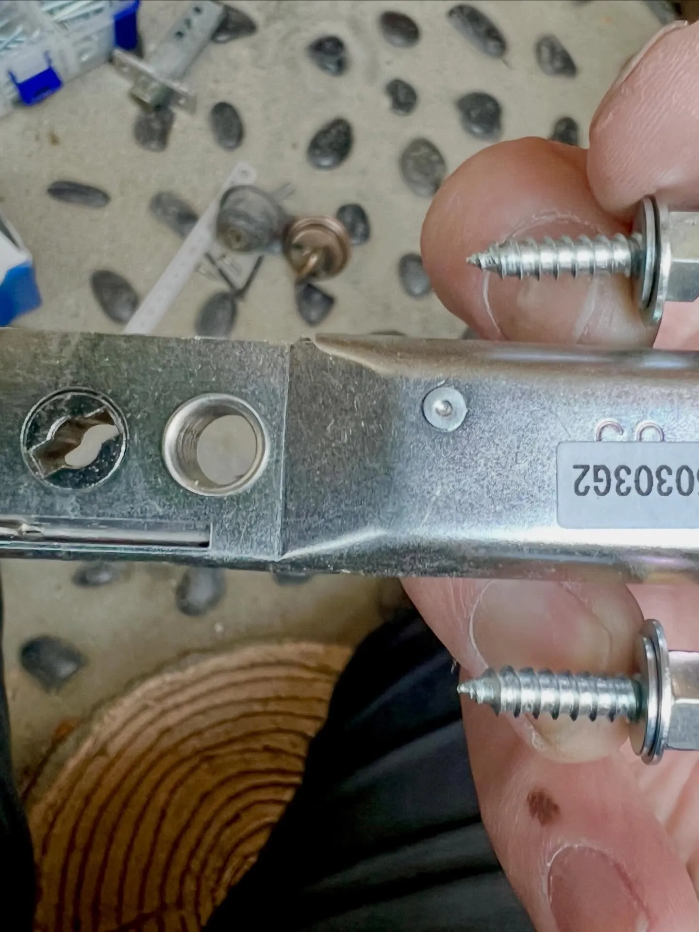 【50年物の木製ドアで発覚した危険な10mmズレ本来の鍵の役...