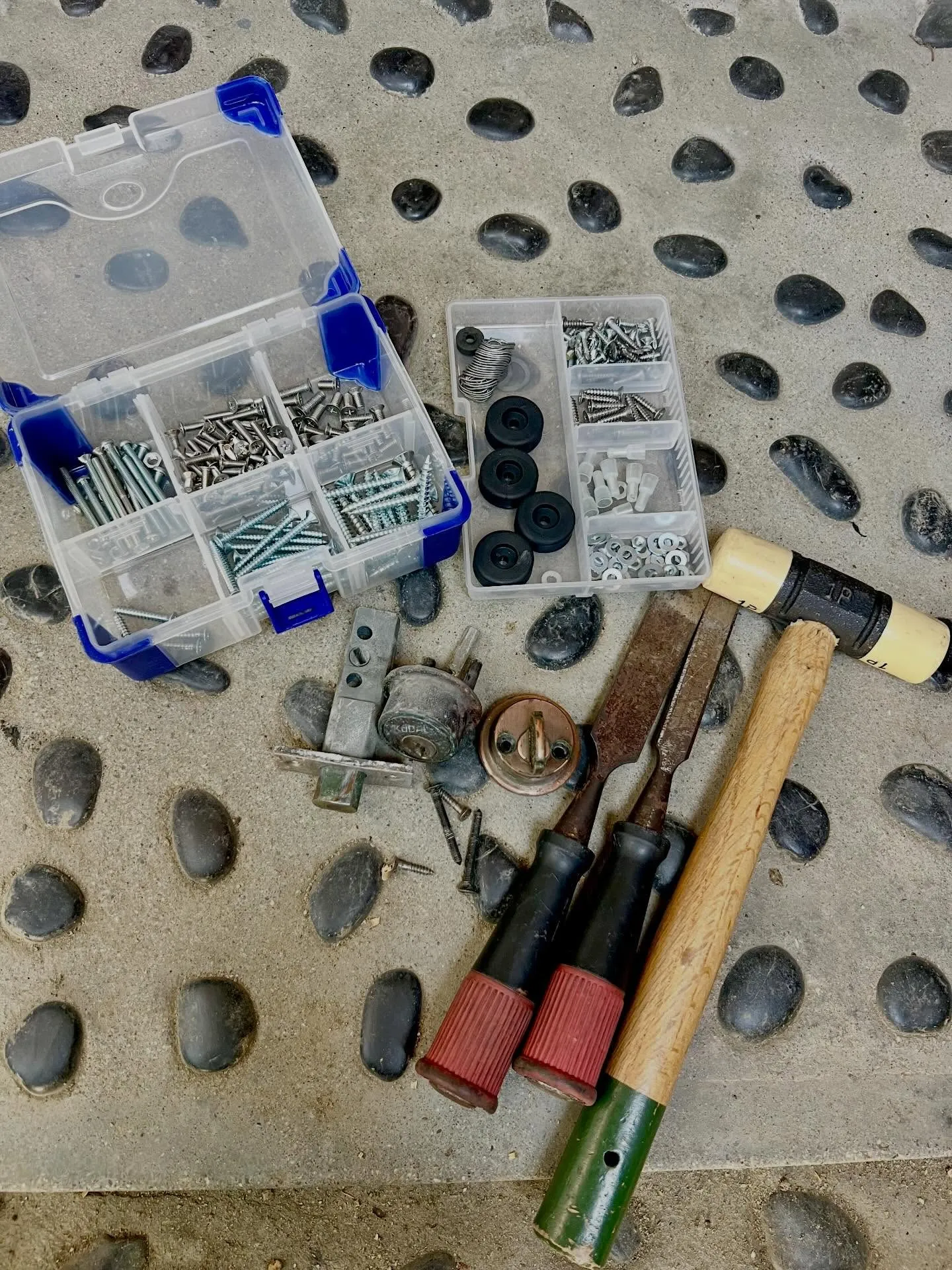 【50年物の木製ドアで発覚した危険な10mmズレ本来の鍵の役...