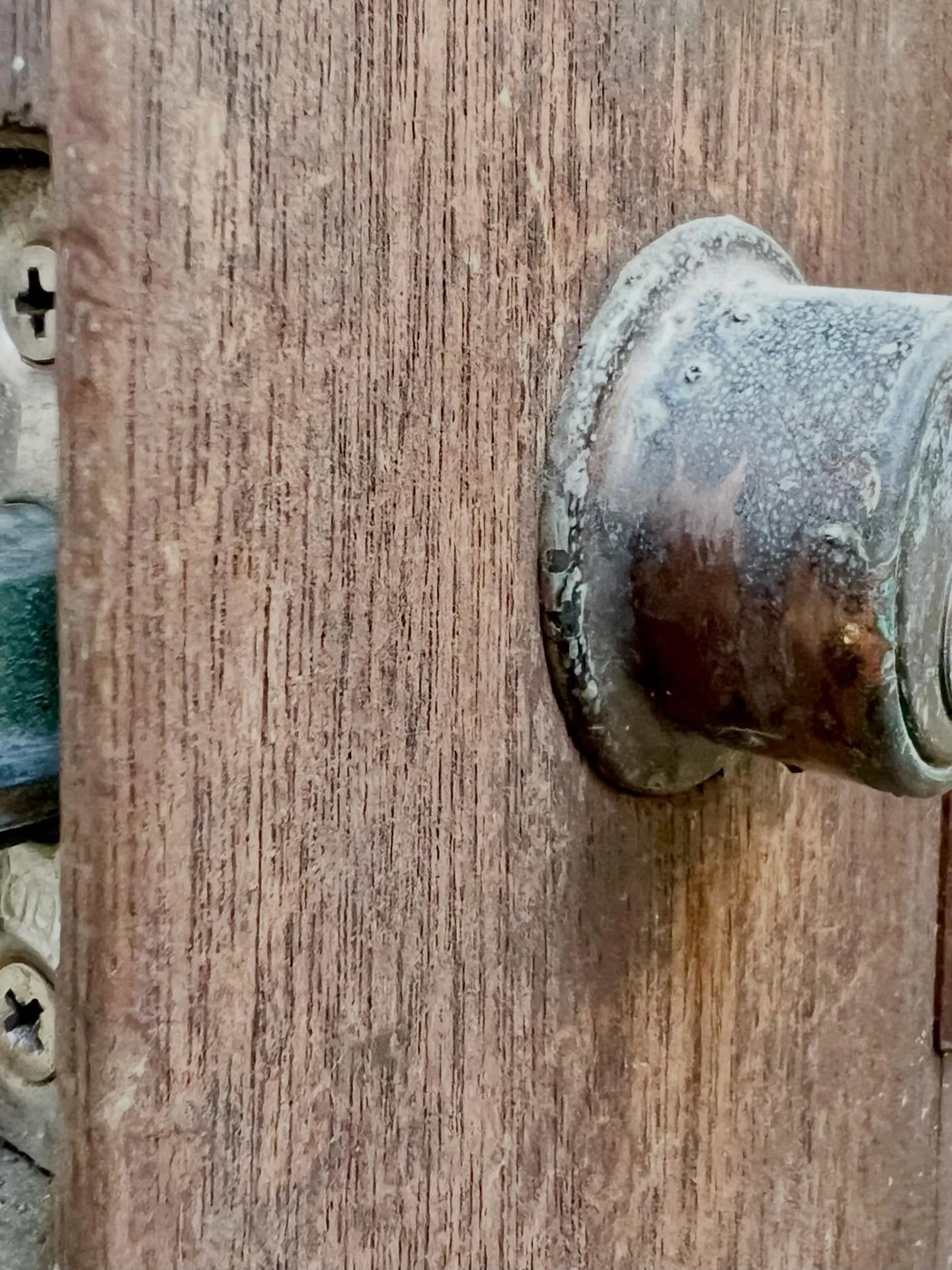 【50年物の木製ドアで発覚した危険な10mmズレ本来の鍵の役...