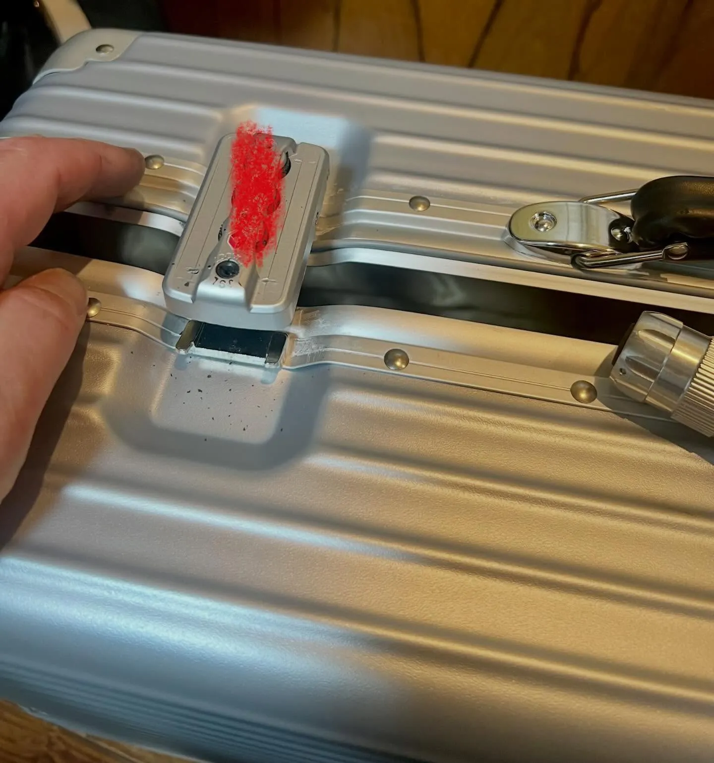 【横並びダイヤルのスーツケース解錠。