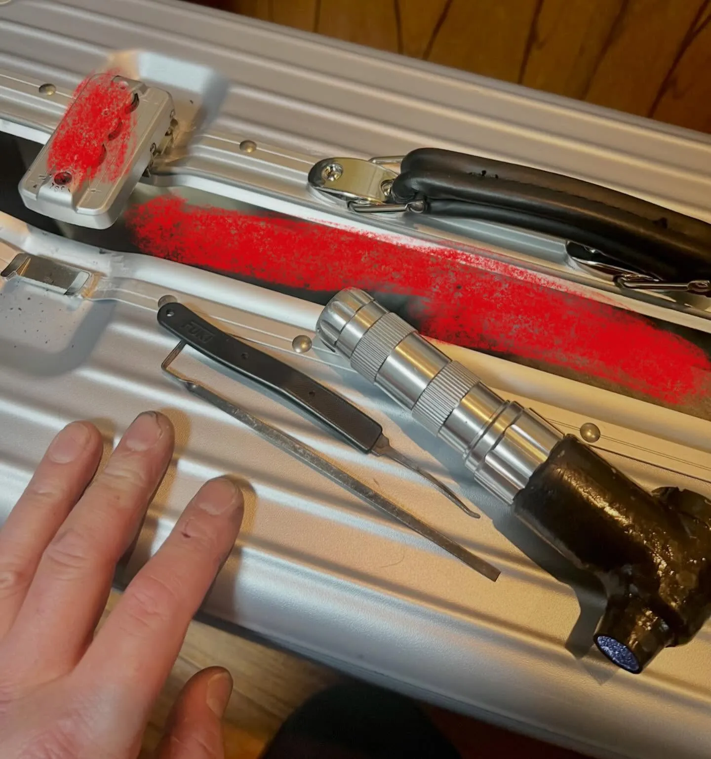 【横並びダイヤルのスーツケース解錠。