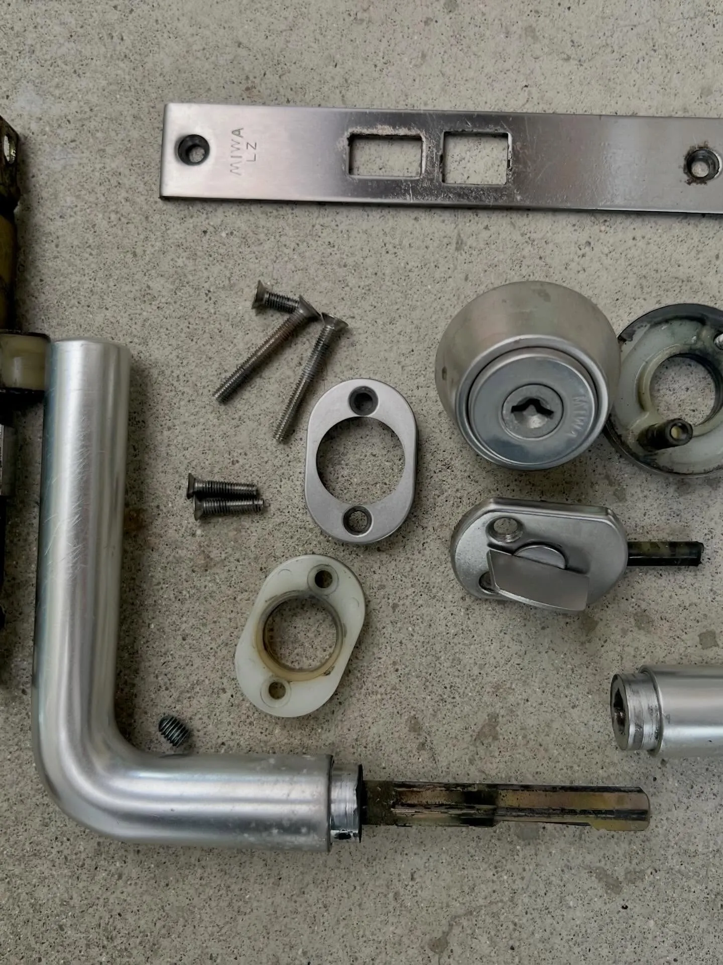 【グラつく勝手口レバーを構造改善でしっかり再生しました】