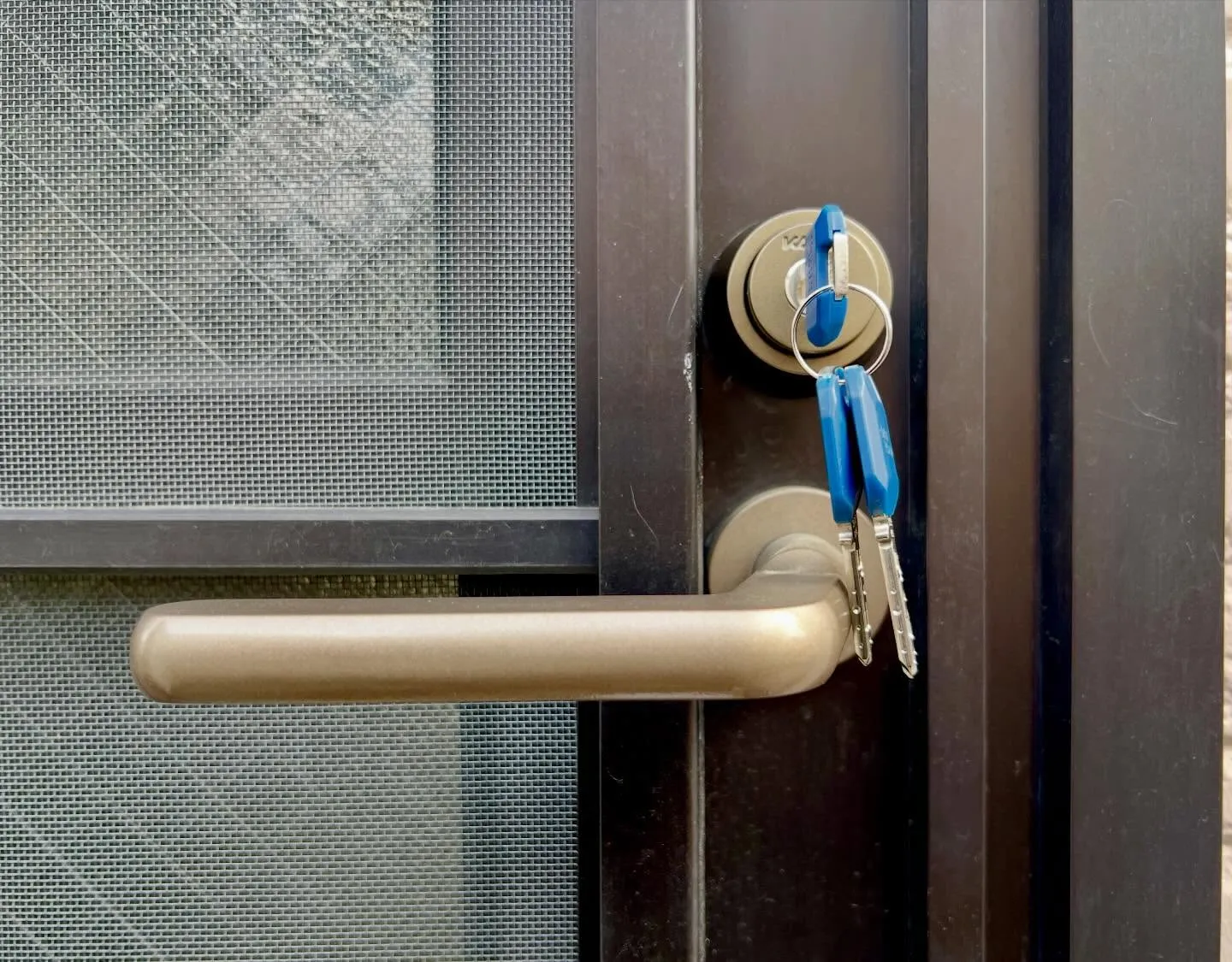 【勝手口の防犯強化｜MIWA縦型くの字キーからKABA Ac...