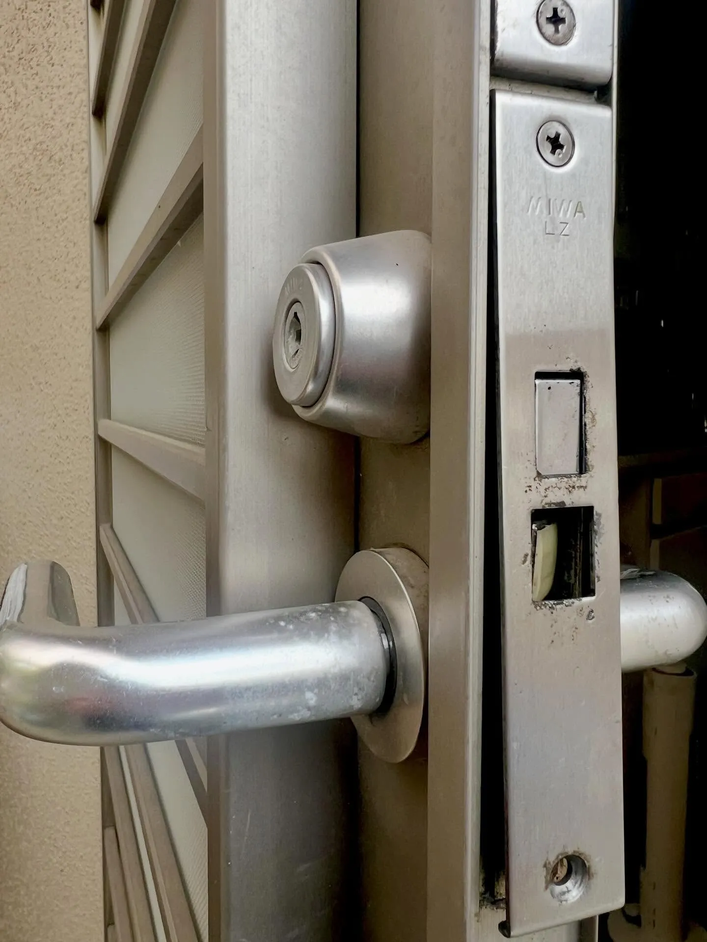 【グラつく勝手口レバーを構造改善でしっかり再生しました】