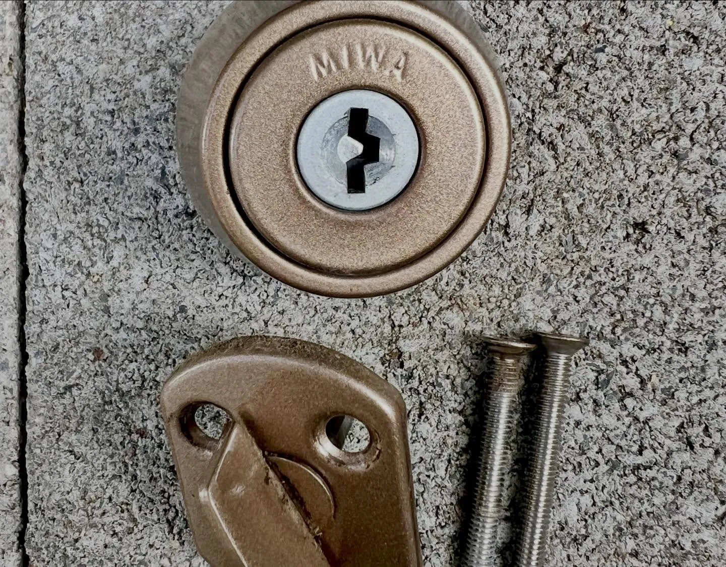 【勝手口の防犯強化｜MIWA縦型くの字キーからKABA Ac...