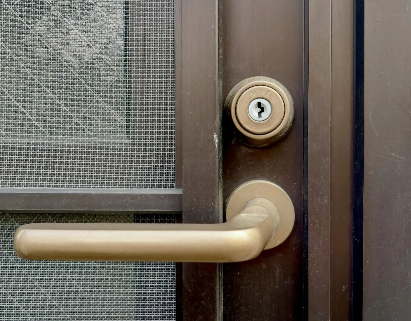 【勝手口の防犯強化｜MIWA縦型くの字キーからKABA Ac...