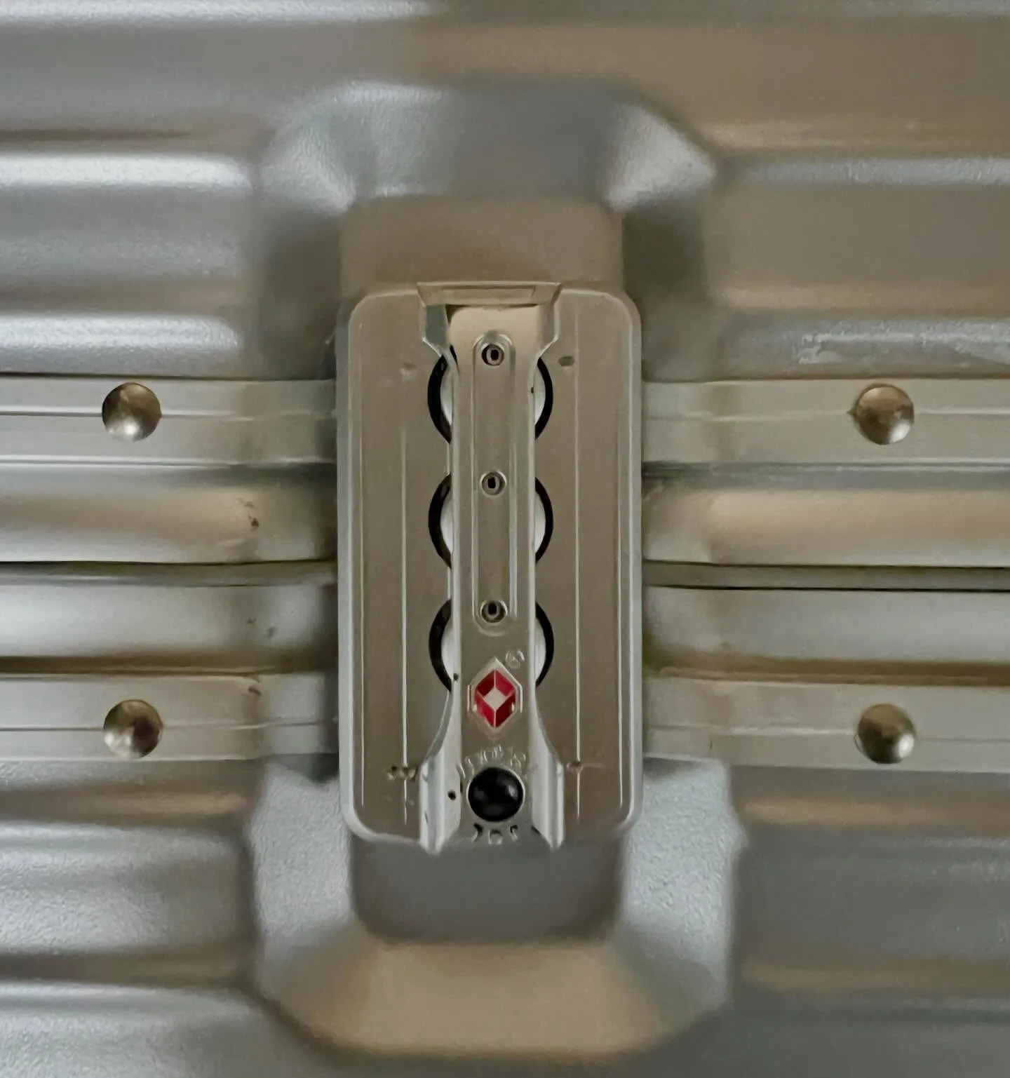 【横並びダイヤルのスーツケース解錠。