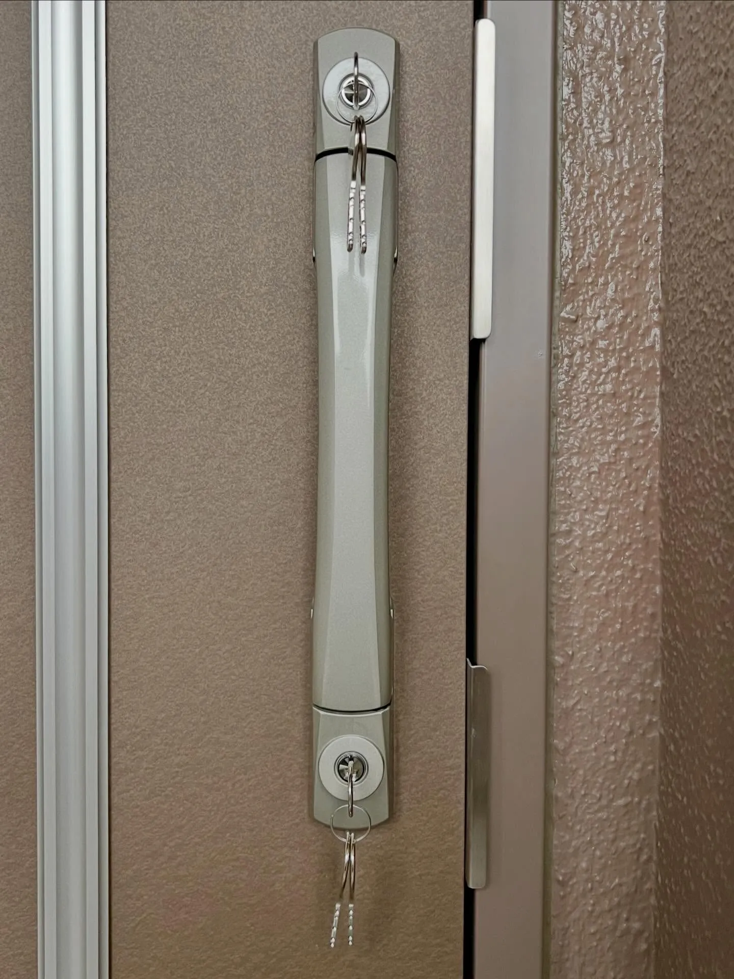 【引越し後の不安を一新、最新型プッシュプル錠への確実な交換】