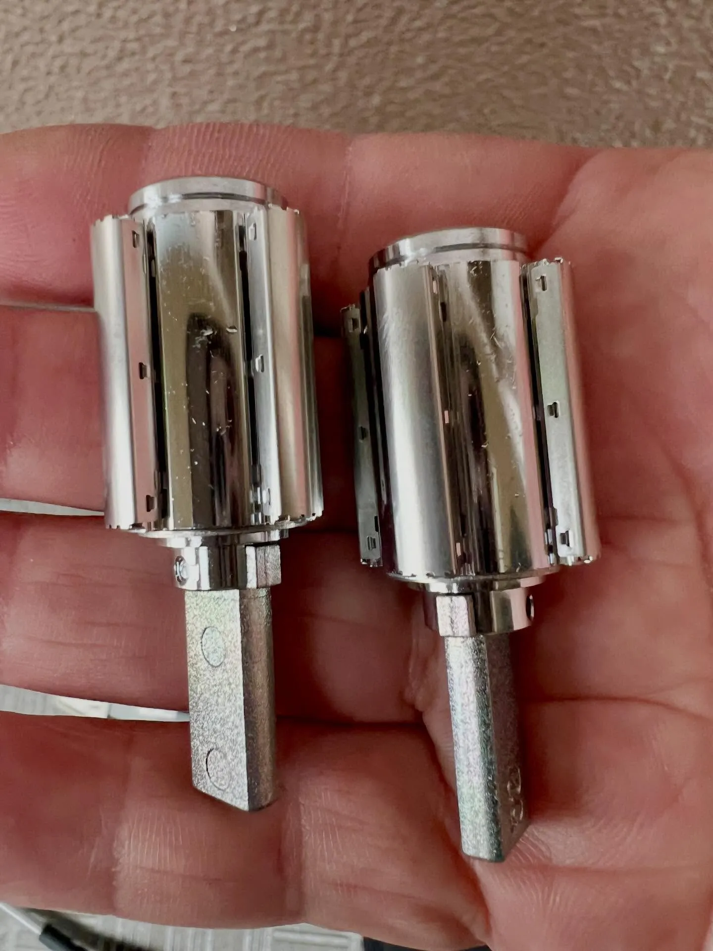 【引越し後の不安を一新、最新型プッシュプル錠への確実な交換】