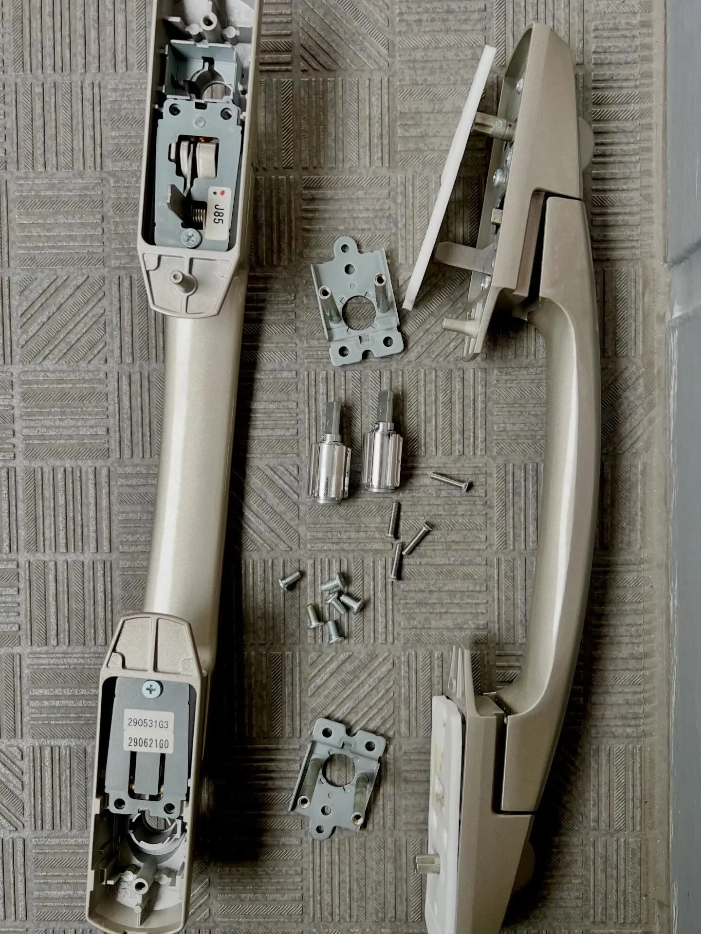 【引越し後の不安を一新、最新型プッシュプル錠への確実な交換】