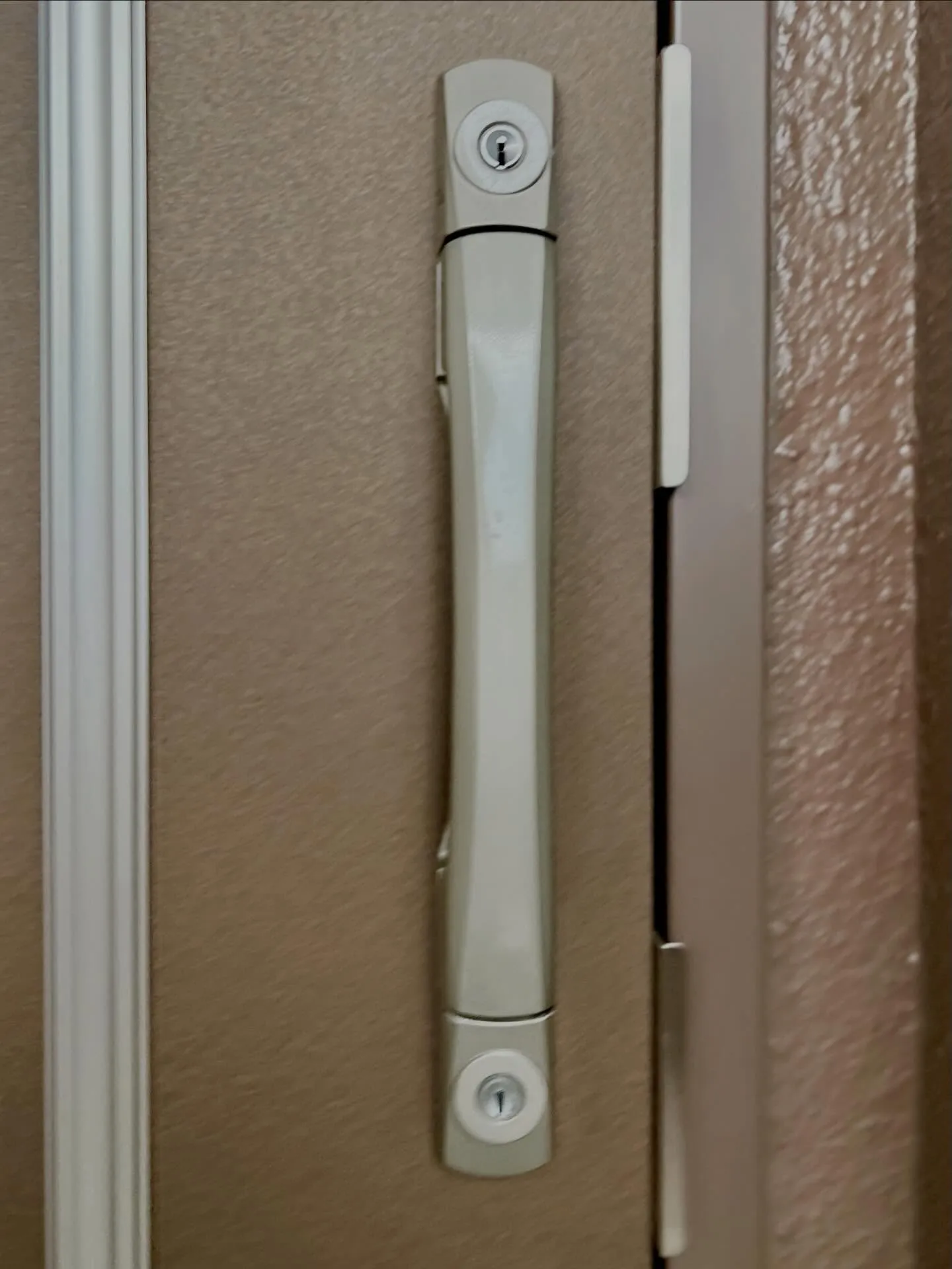 【引越し後の不安を一新、最新型プッシュプル錠への確実な交換】