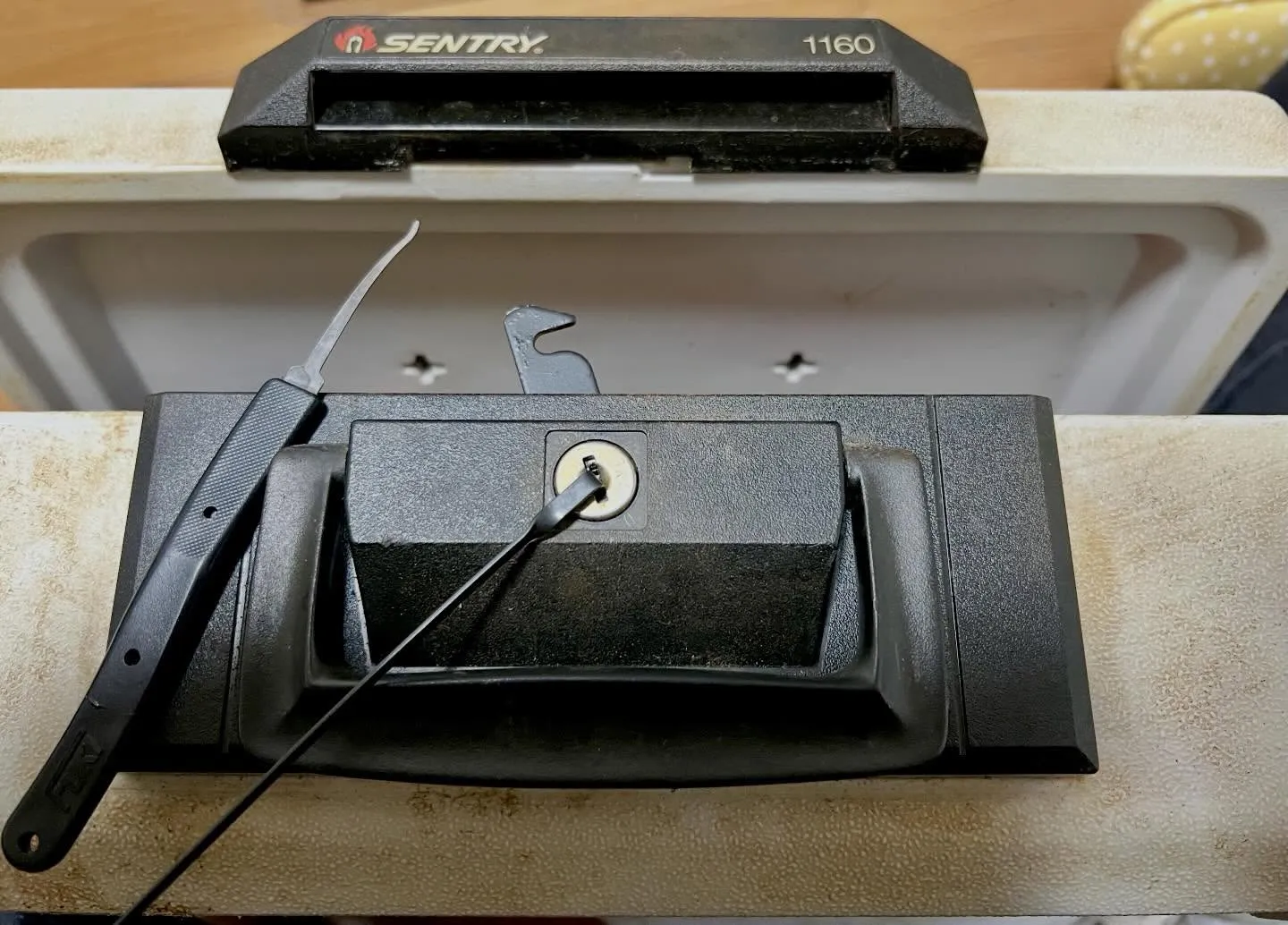 【長年眠っていた手提げ金庫、鍵紛失からの安全な解錠対応】