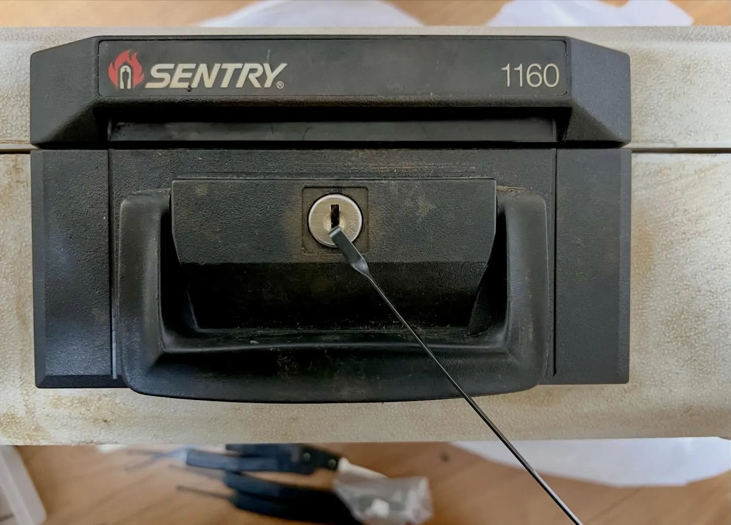 【長年眠っていた手提げ金庫、鍵紛失からの安全な解錠対応】