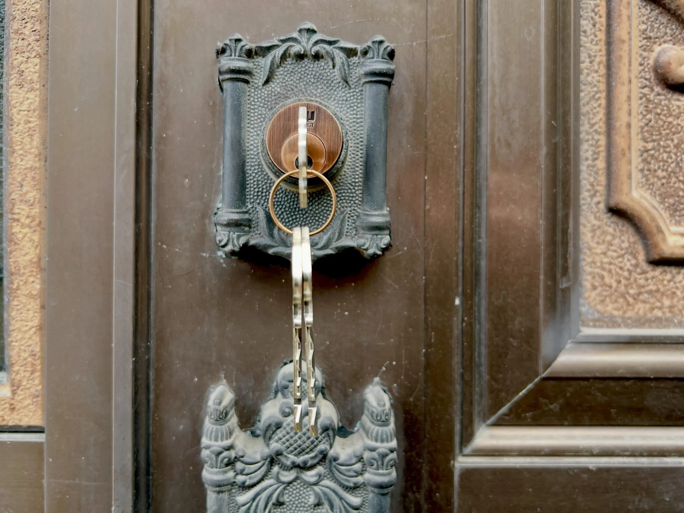 【YKKグロスターツインの片側シリンダー交換｜丁寧な一件が次...