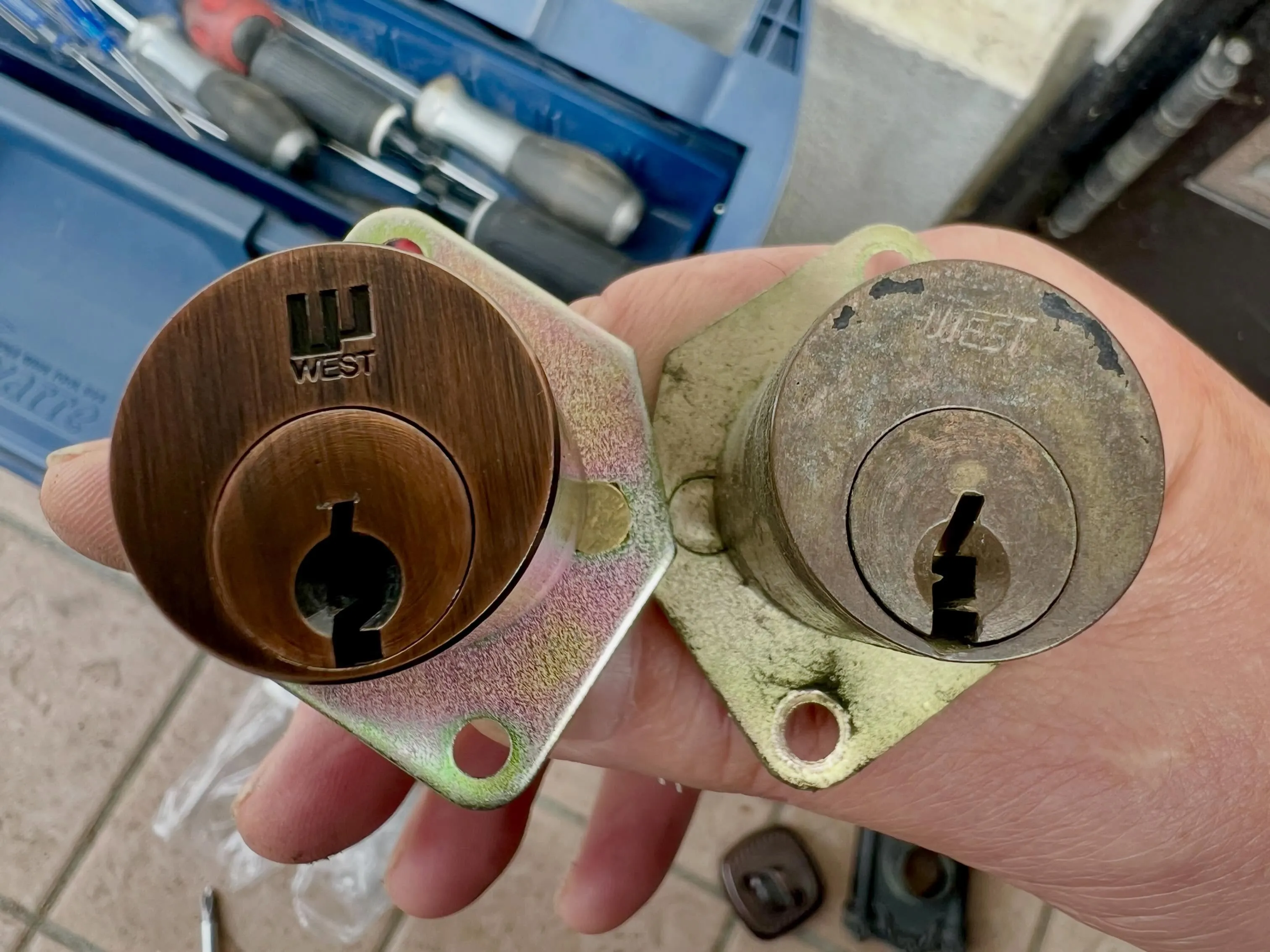 【YKKグロスターツインの片側シリンダー交換｜丁寧な一件が次...