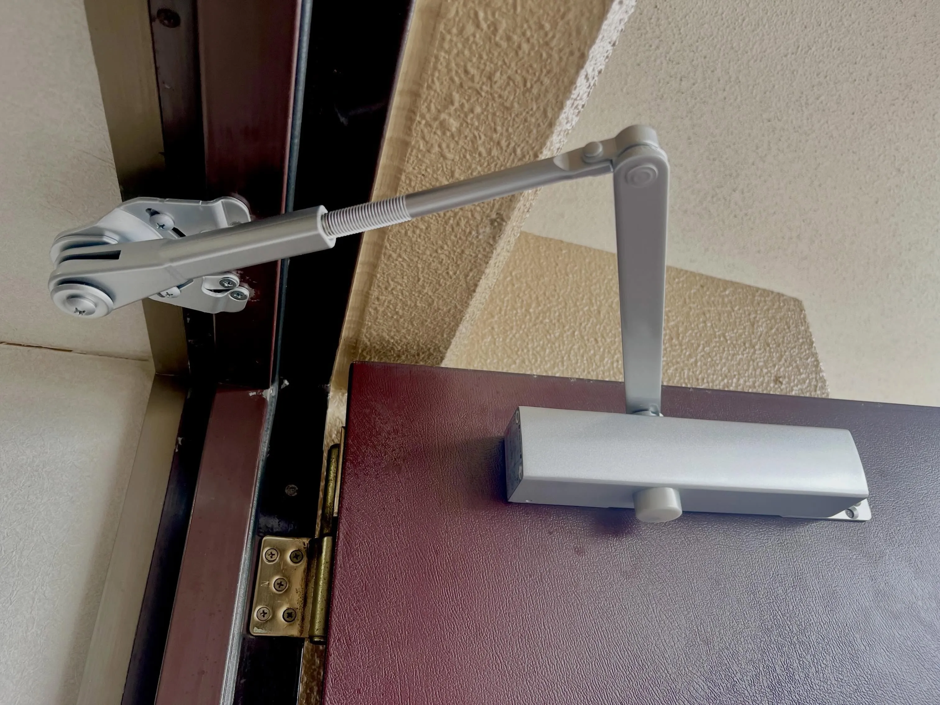 【固着したネジとの長期戦｜ドアクローザー交換でプロの仕事が光...