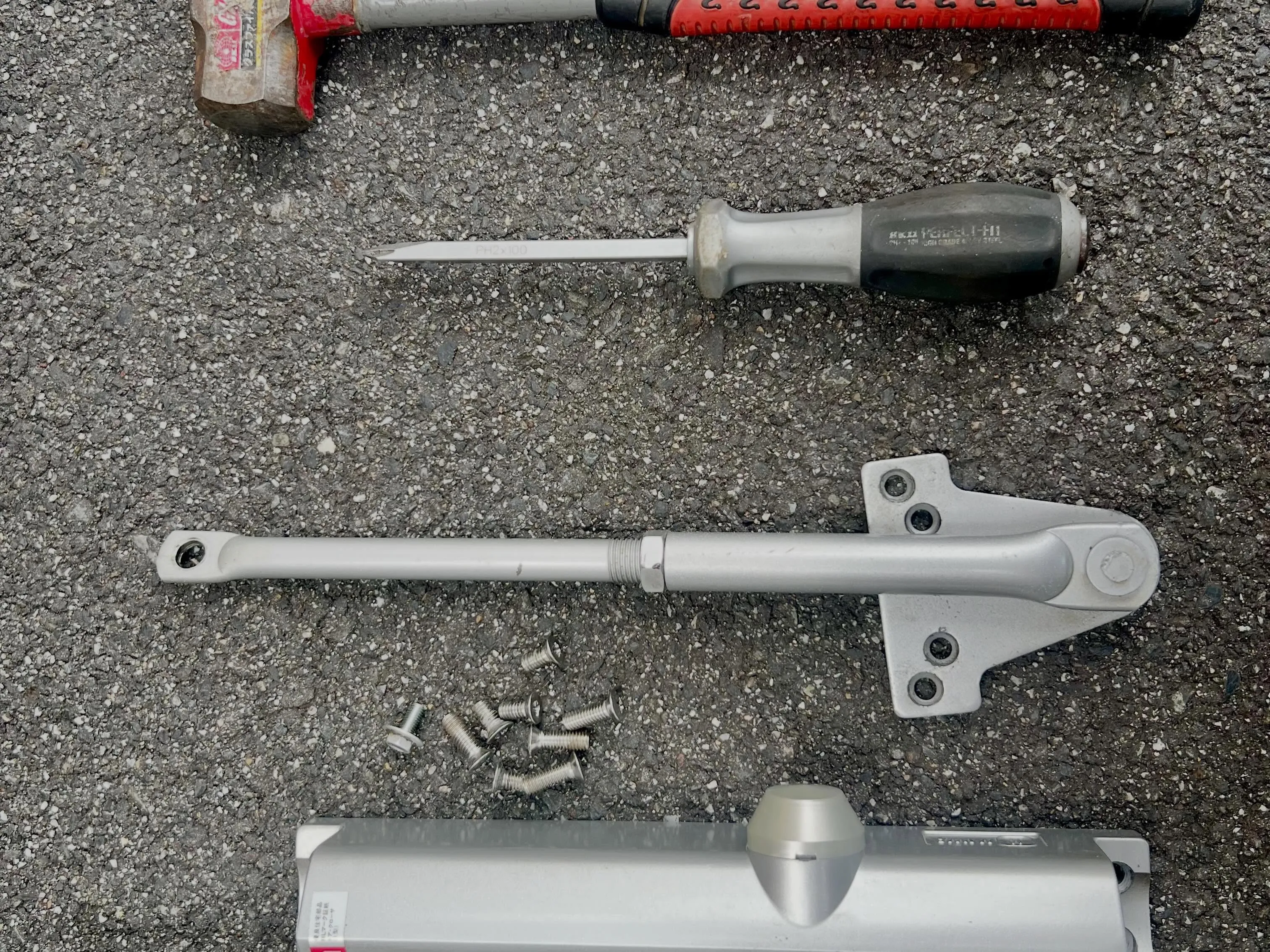 【固着したネジとの長期戦｜ドアクローザー交換でプロの仕事が光...