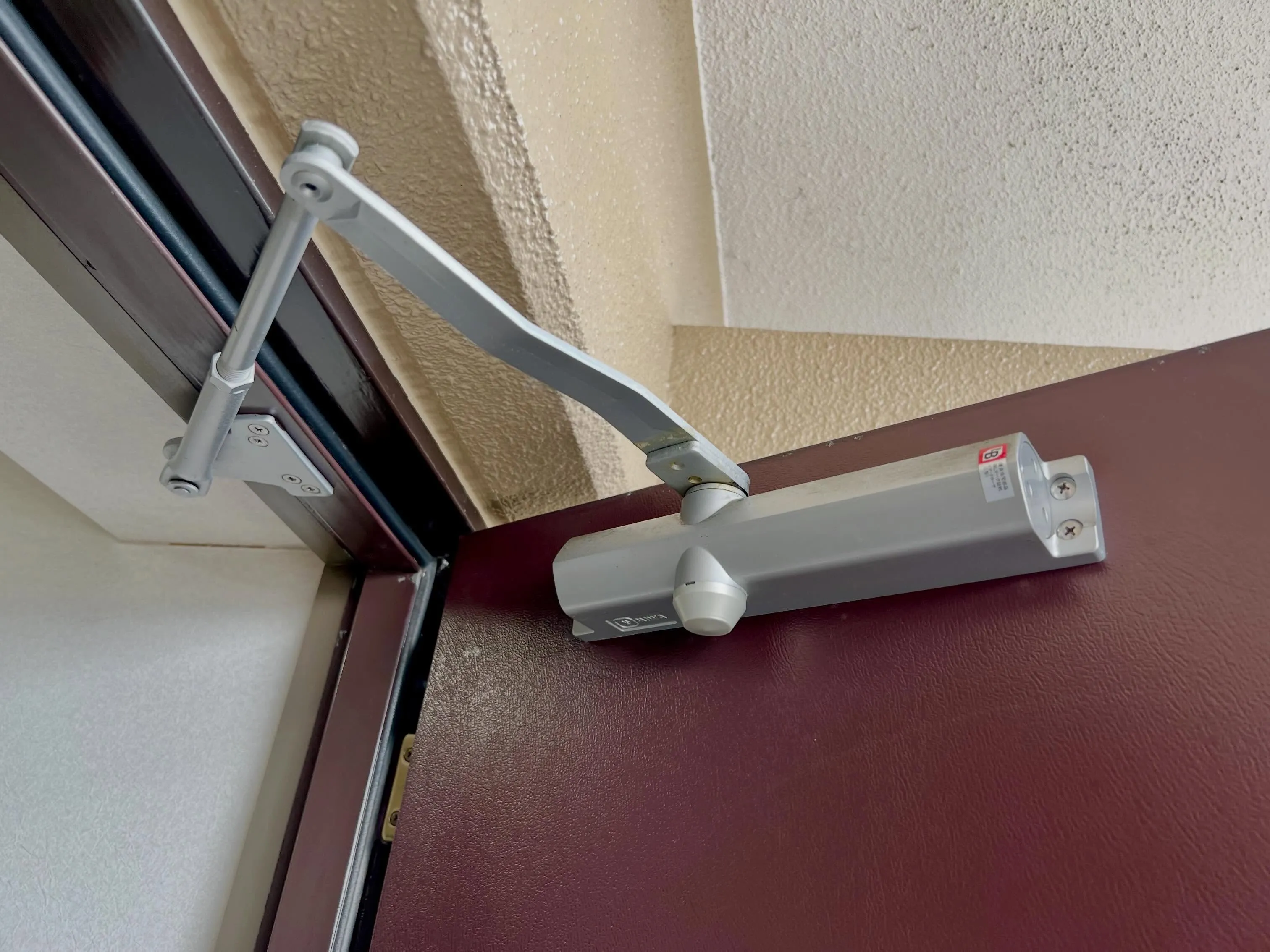 【固着したネジとの長期戦｜ドアクローザー交換でプロの仕事が光...