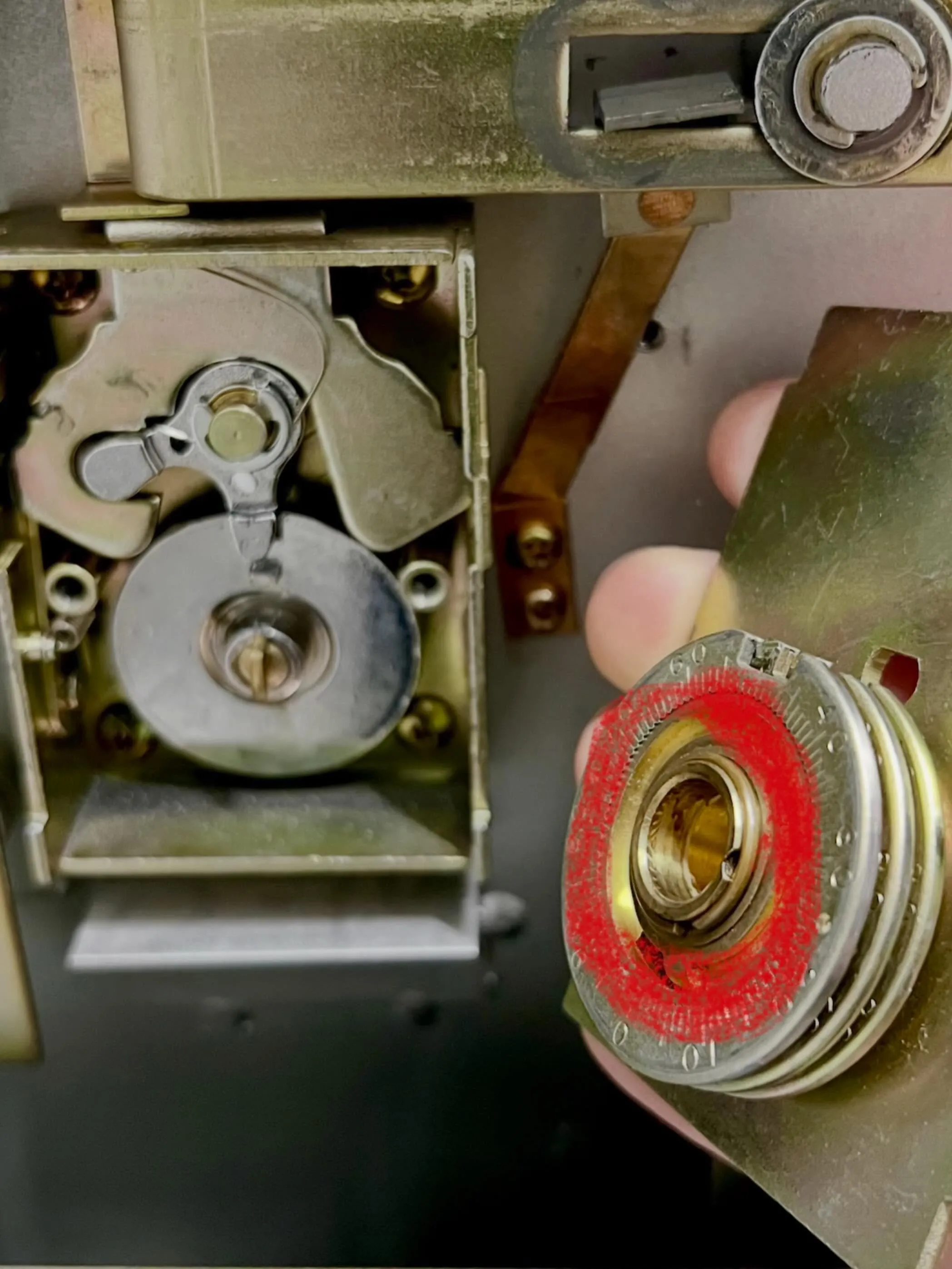 【金庫ダイヤルが途中で止まる…原因は油切れでした】
