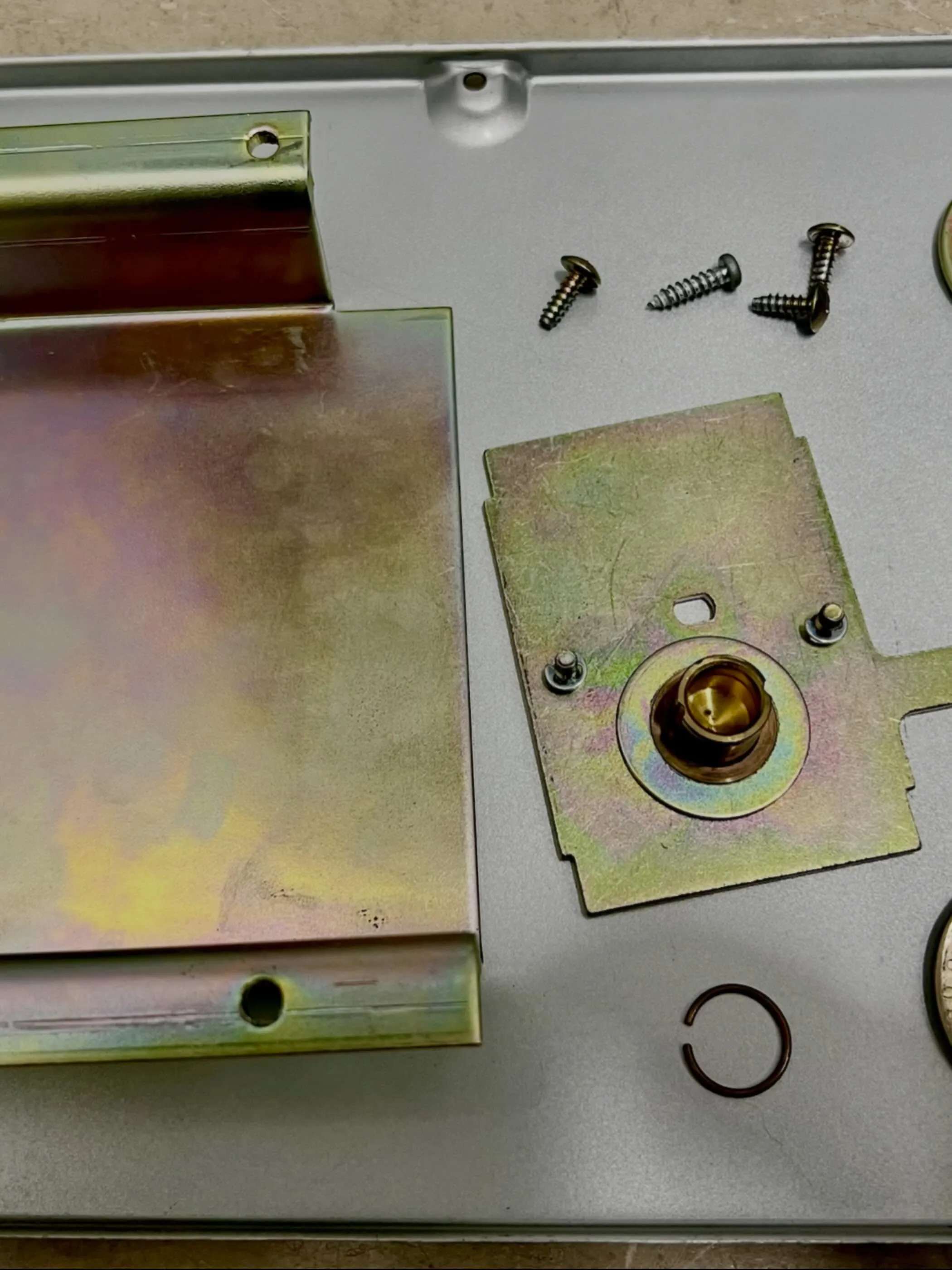 【金庫ダイヤルが途中で止まる…原因は油切れでした】