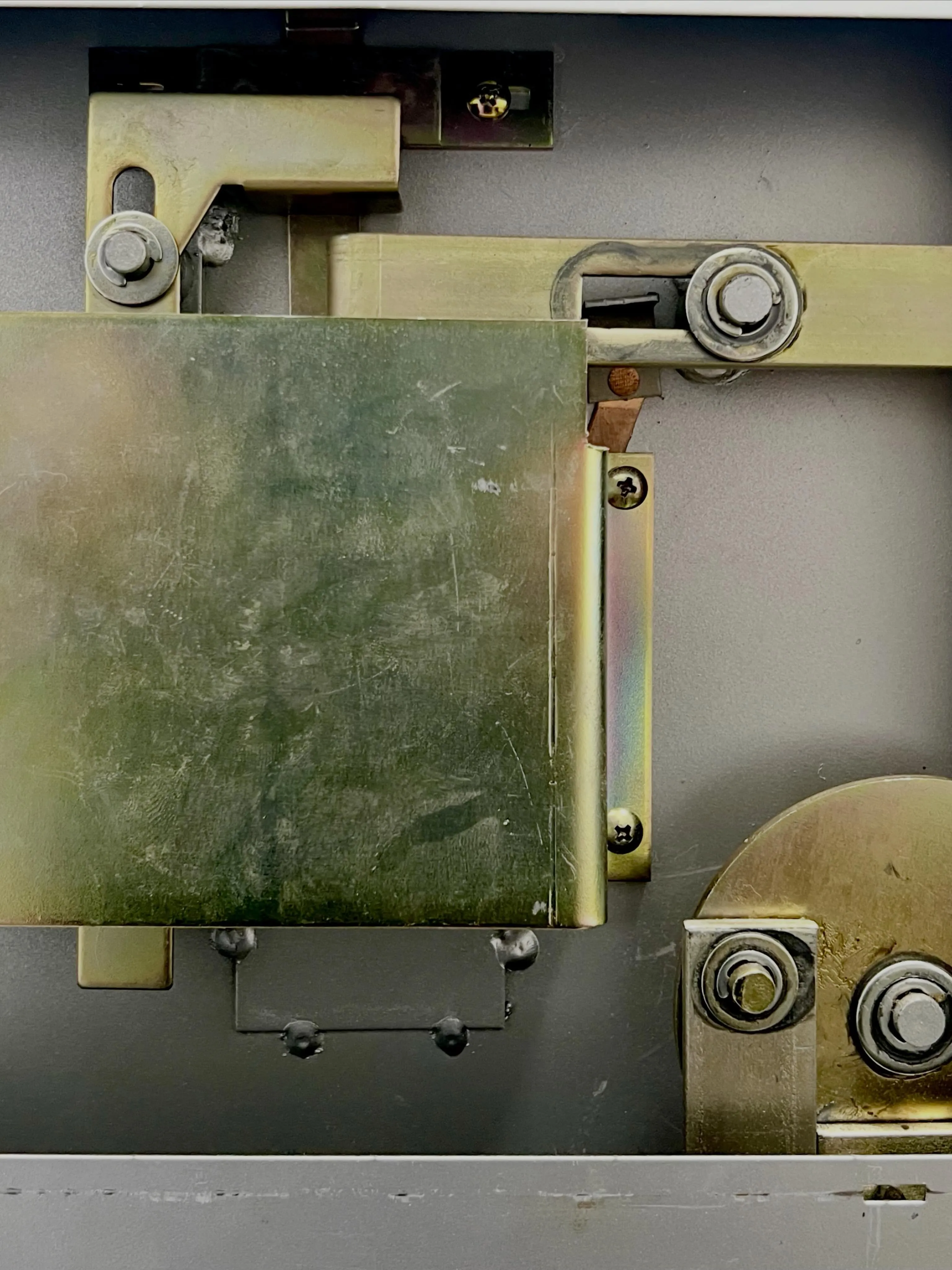 【金庫ダイヤルが途中で止まる…原因は油切れでした】