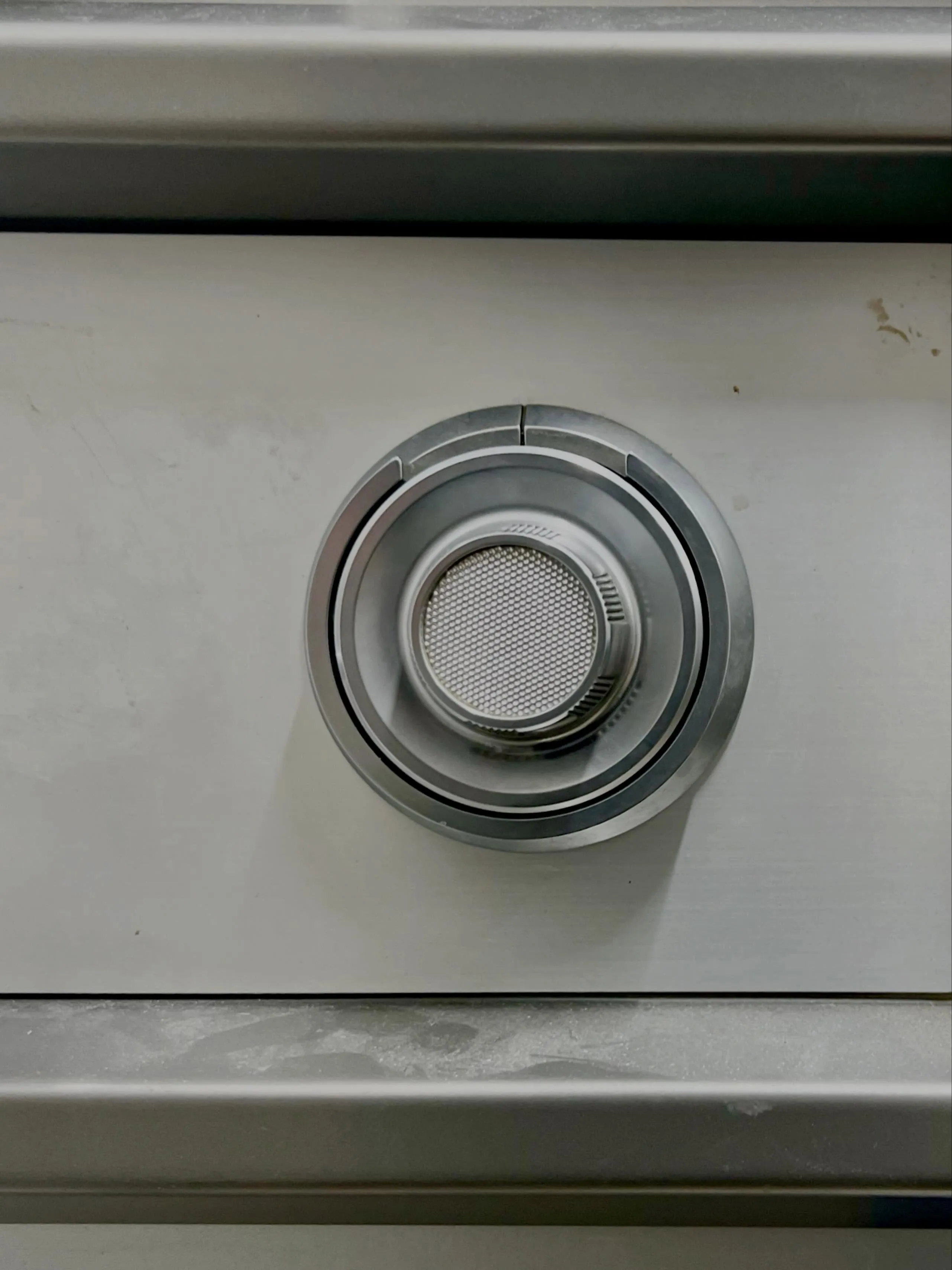 【金庫ダイヤルが途中で止まる…原因は油切れでした】