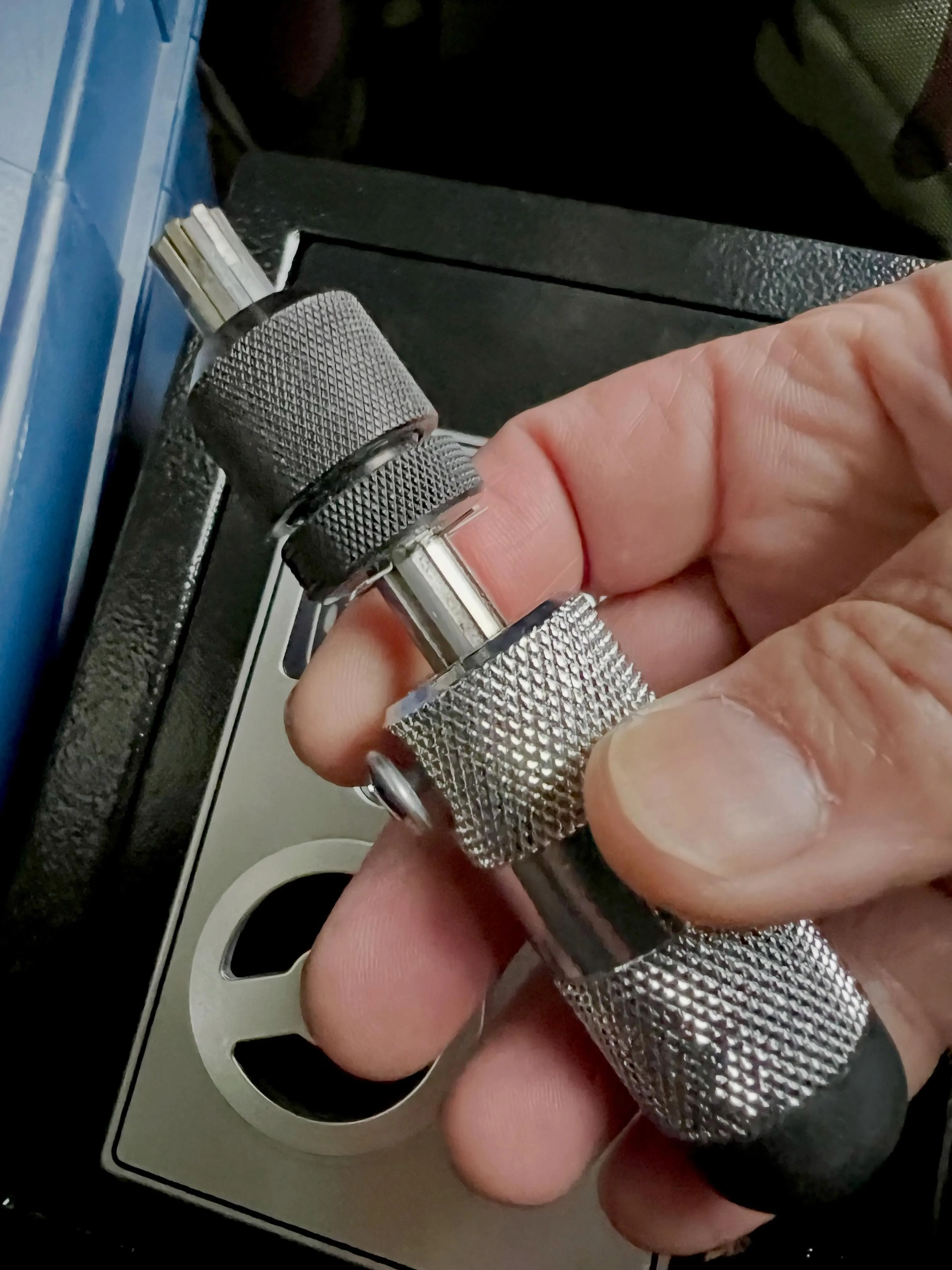 【小型金庫の非常鍵は万能じゃない？職人の手首が勝負を決めた一...