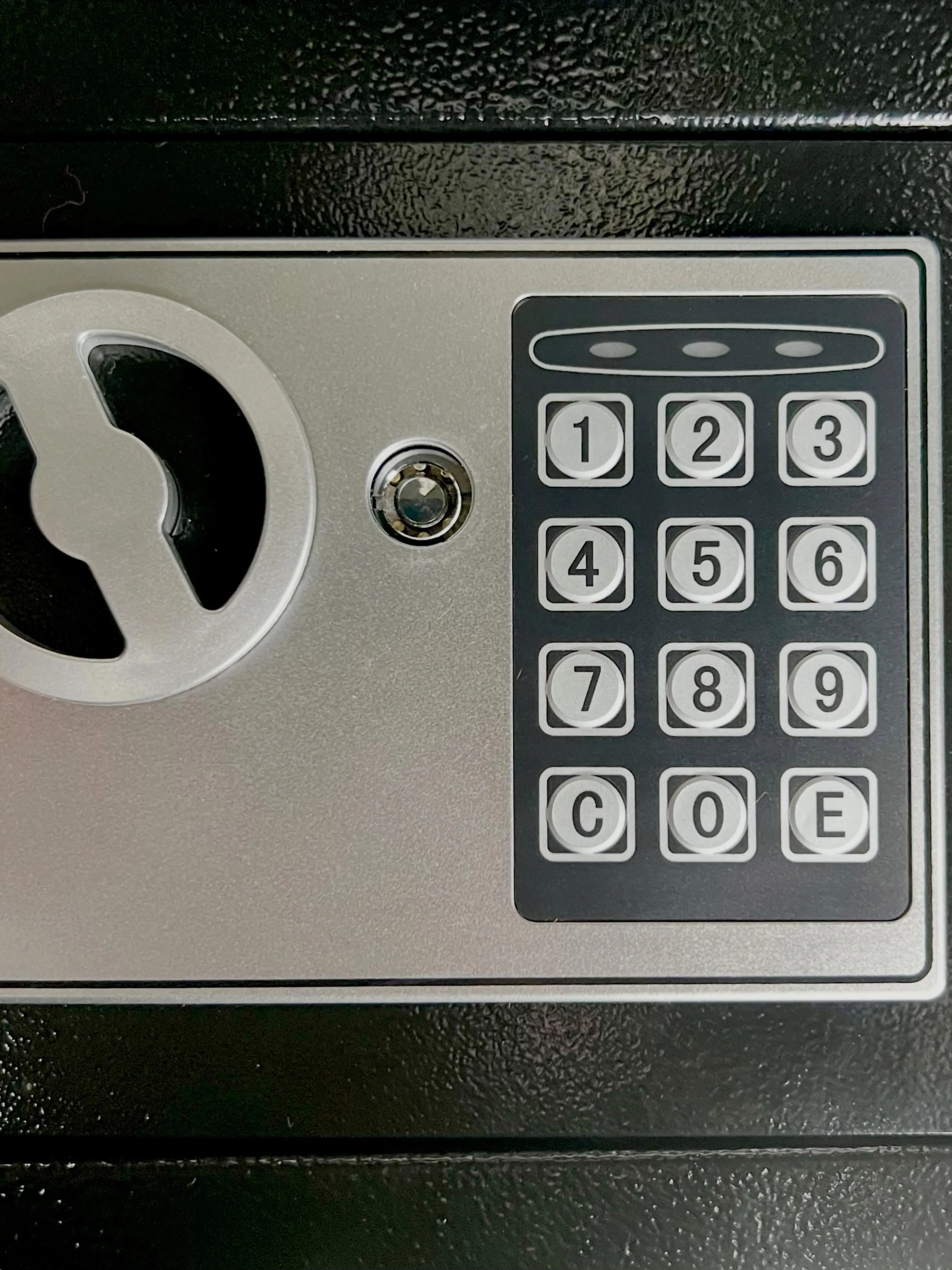 【小型金庫の非常鍵は万能じゃない？職人の手首が勝負を決めた一...