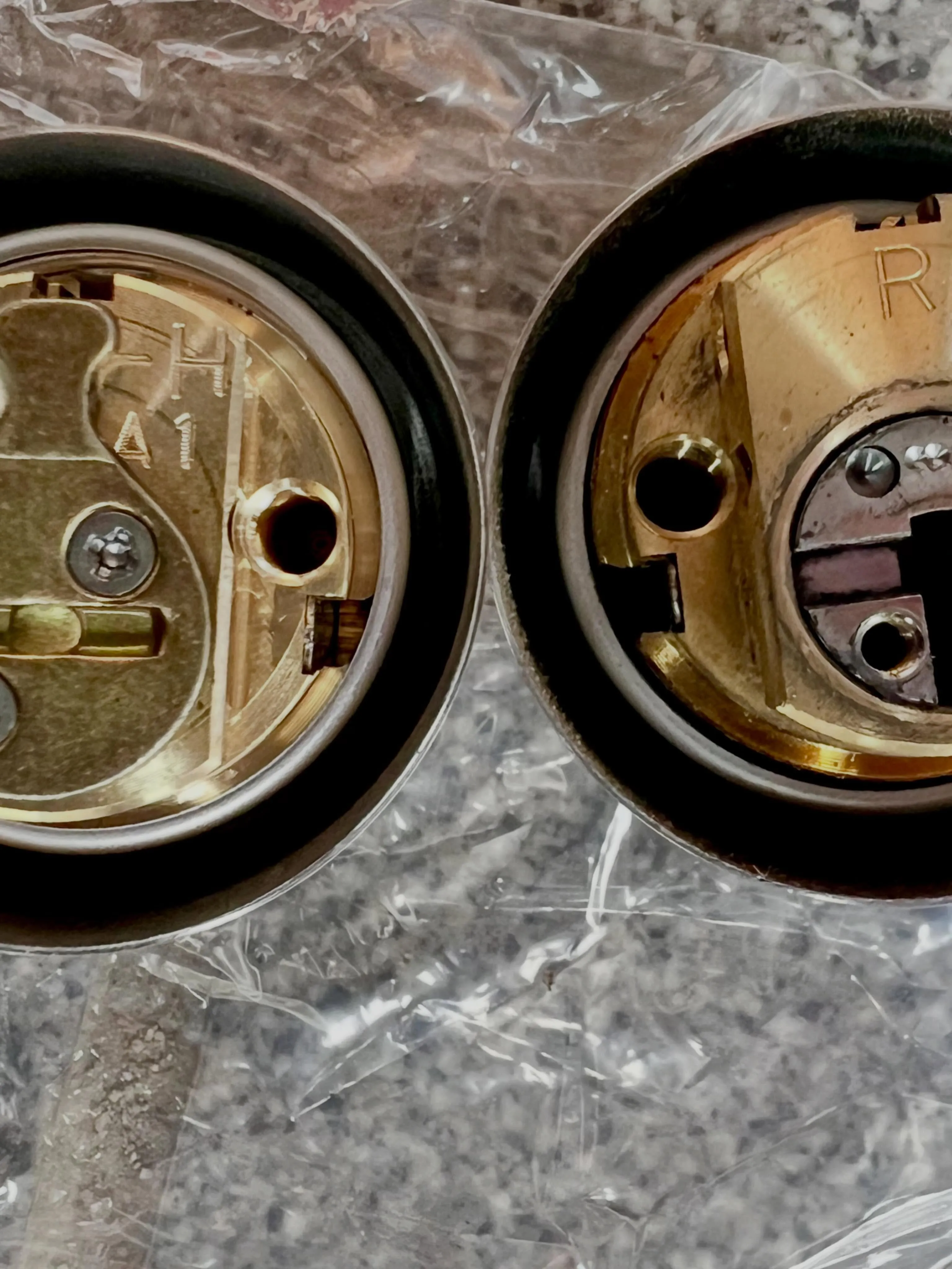 【突然の開かない玄関を救え！傾きドア×希少鎌錠V18の原因究...